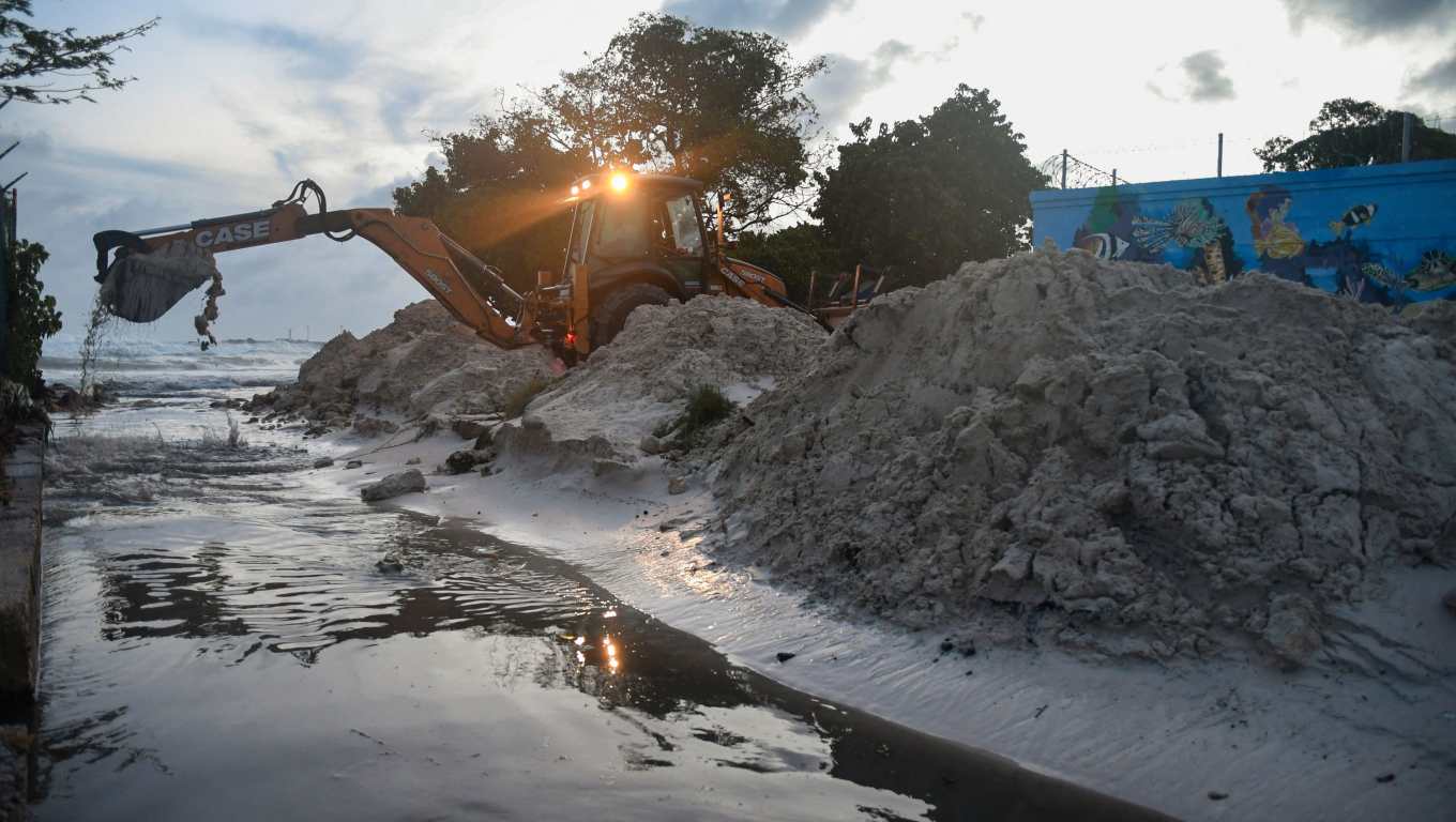 Personal del Ministerio de Transporte, Obras e Infraestructura de Barbados lleva a cabo operaciones de limpieza tras el paso del huracán Beryl en Christ Church. (Foto Prensa Libre: Randy Brooks/AFP)