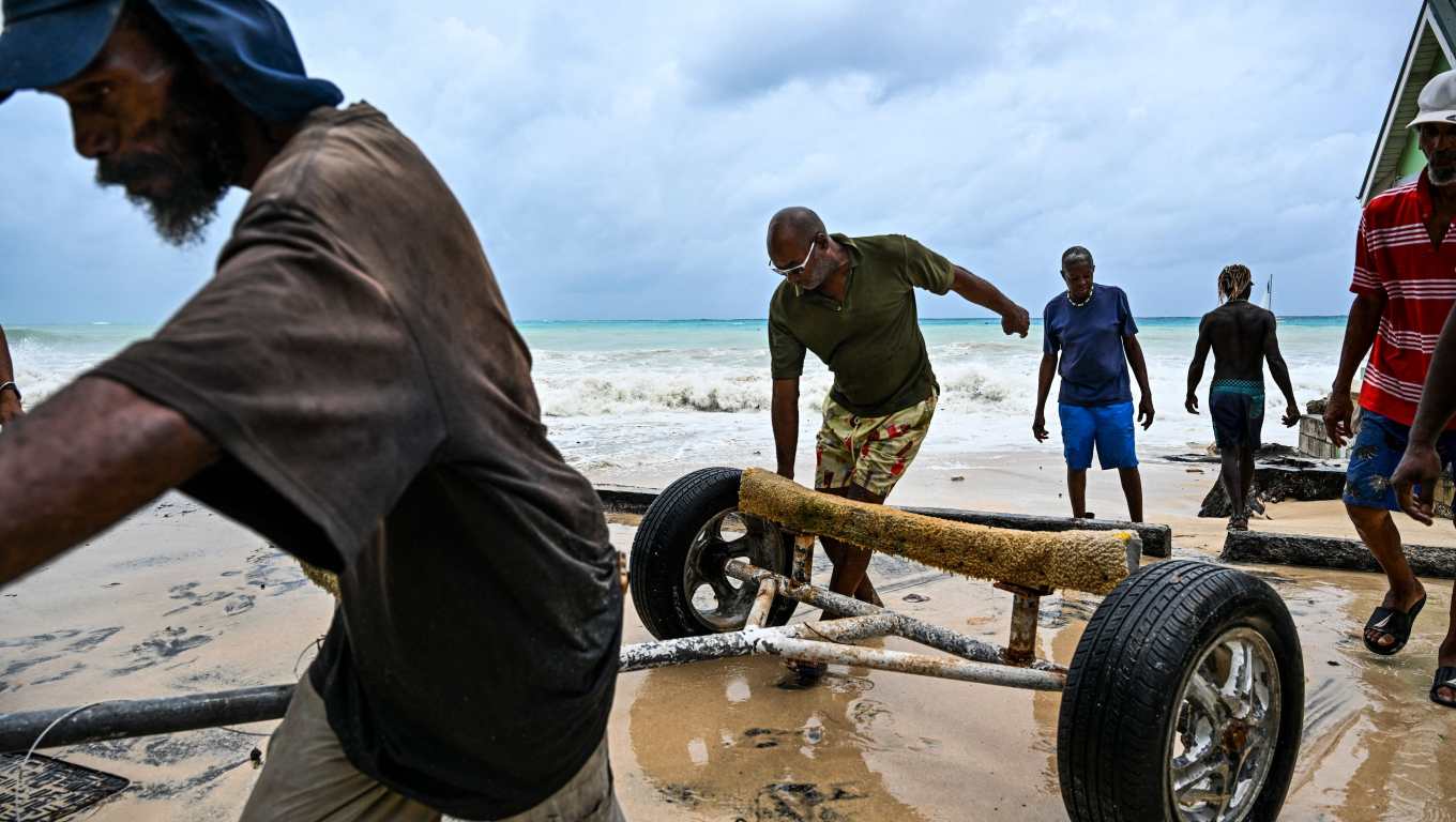 La población pesquera fue la más afectada por las inundaciones, lluvias y oleajes causados por el huracán Beryl en Bridgetown. El huracán Beryl avanzó hacia el sureste del Caribe el lunes temprano cuando los funcionarios advirtieron a los residentes que buscaran refugiarse antes de los fuertes vientos y marejadas que se esperan de la tormenta de categoría 5. (Foto Prensa Libre: CHANDAN KHANNA / AFP)