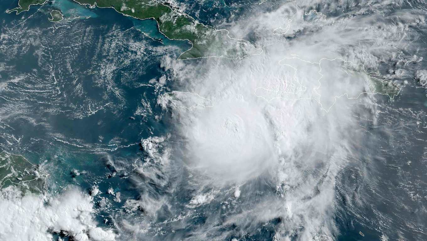 Imagen satelital de la Administración Nacional Oceánica y Atmosférica muestra al huracán Beryl acercándose a Jamaica, después de que al menos siete personas murieran y se informara de una destrucción generalizada en todo el sureste del Caribe. (Foto Prensa Libre: HANDOUT / NOAA/GOES / AFP).