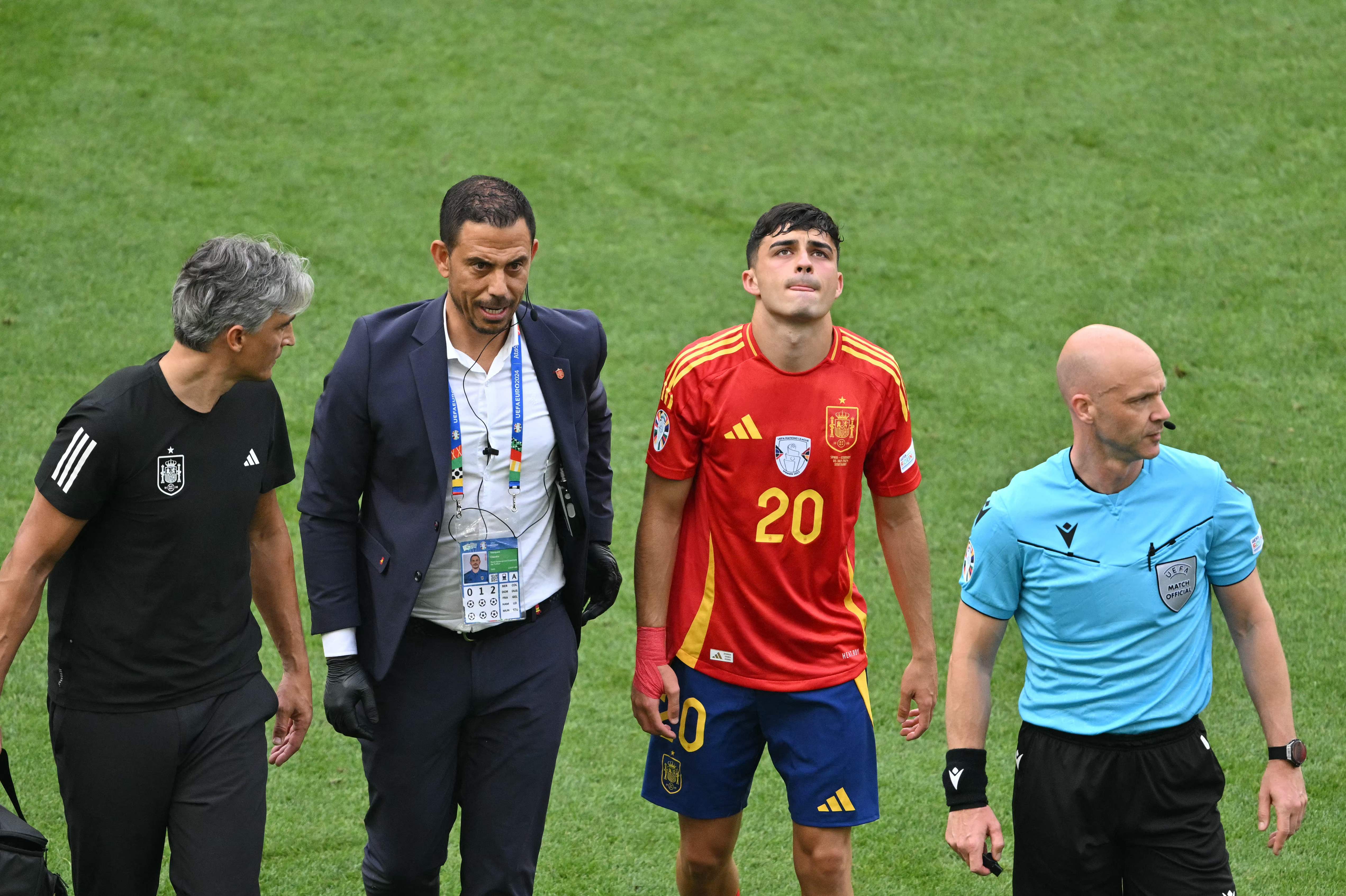 Pedri salió entre lagrimas junto al cuerpo médico de la Selección de España