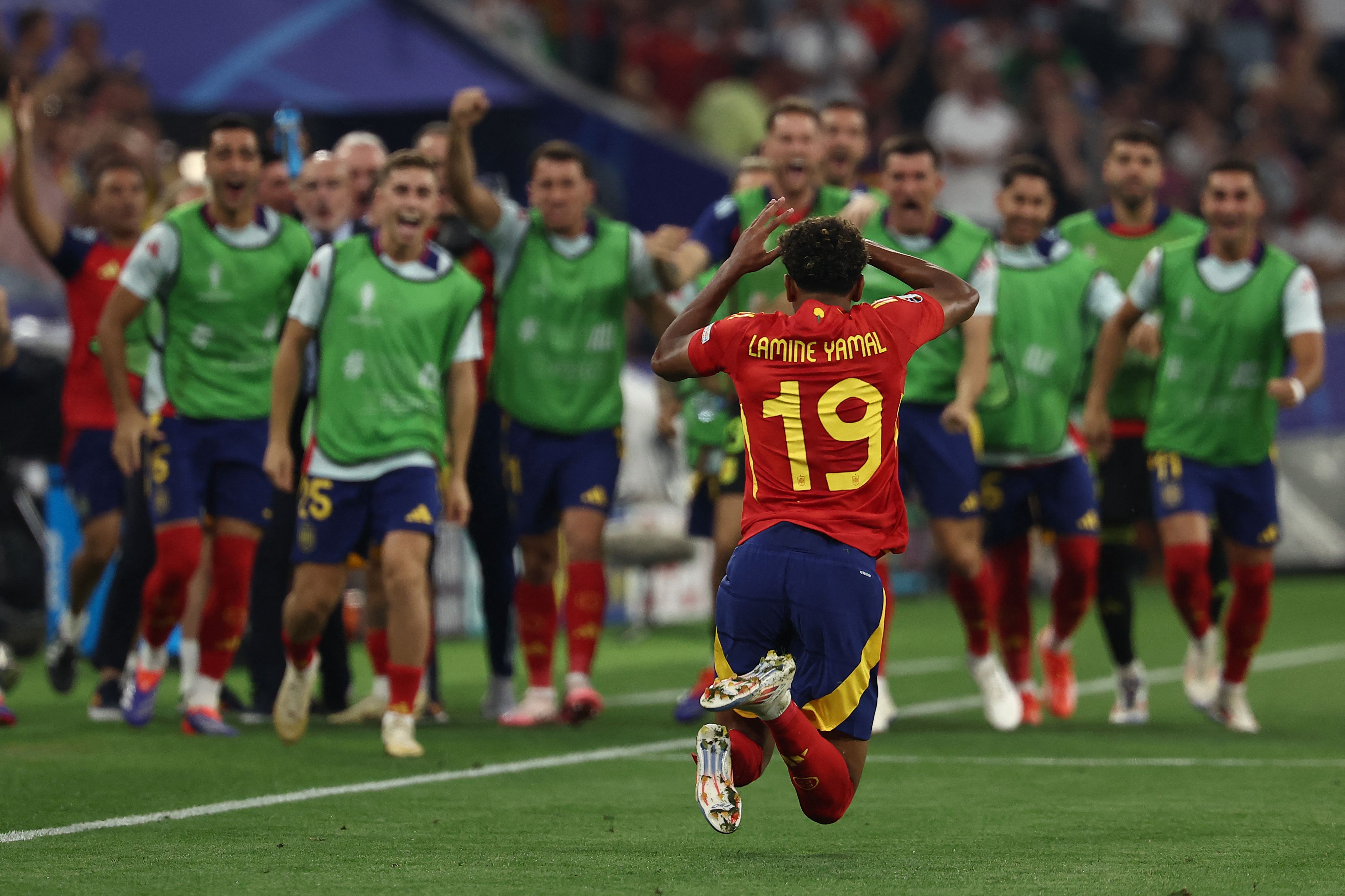 Lamine Yamal (de espaldas) celebrando con sus compañeros el haberse convertido en el jugador más joven en marcar en la historia de la Eurocopa.'