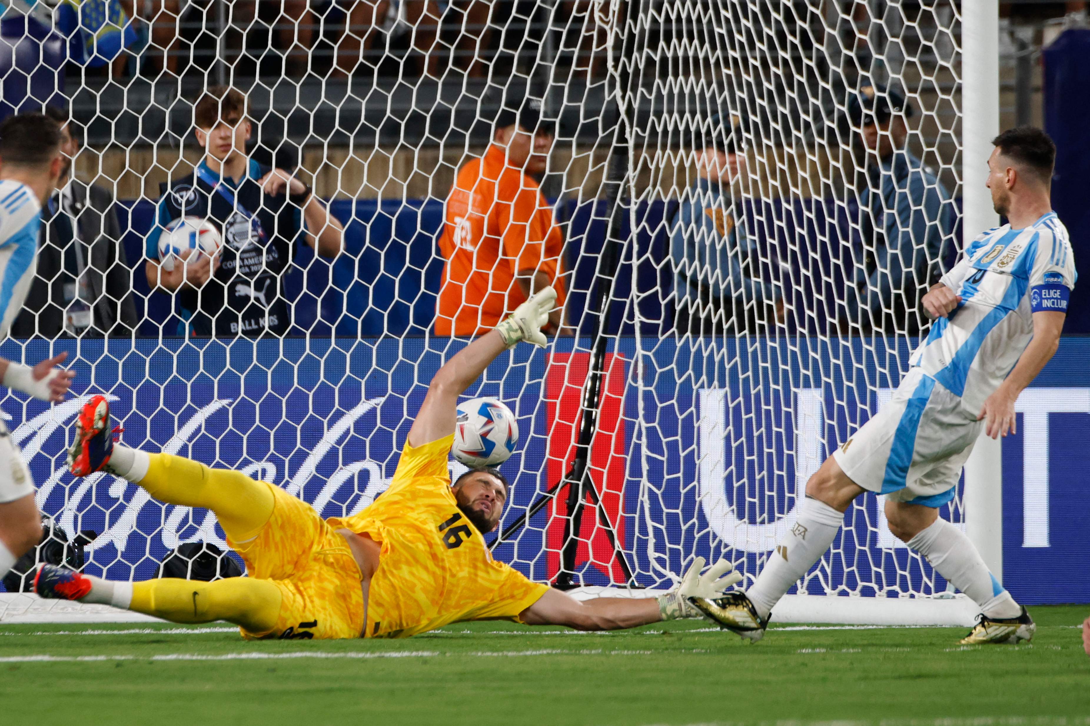 El gol de Lionel Messi ante Canadá en semifinales, con el que se convertiría en el único jugador argentino en marcar en 6 Copas América diferentes.'