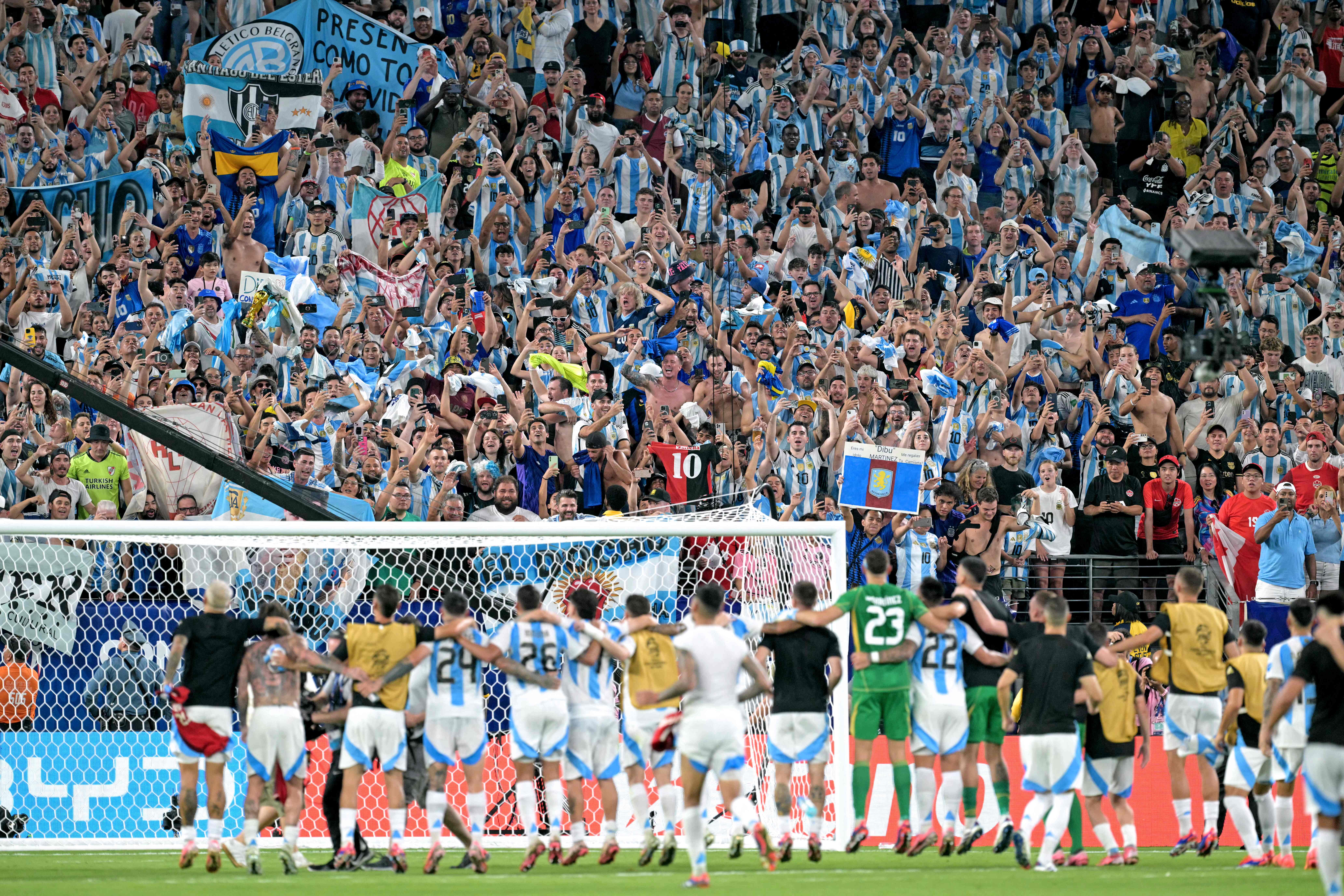 El plantel de Argentina festejando con su gente el pase a su quinta final de Copa América de las últimas 7 ediciones.'