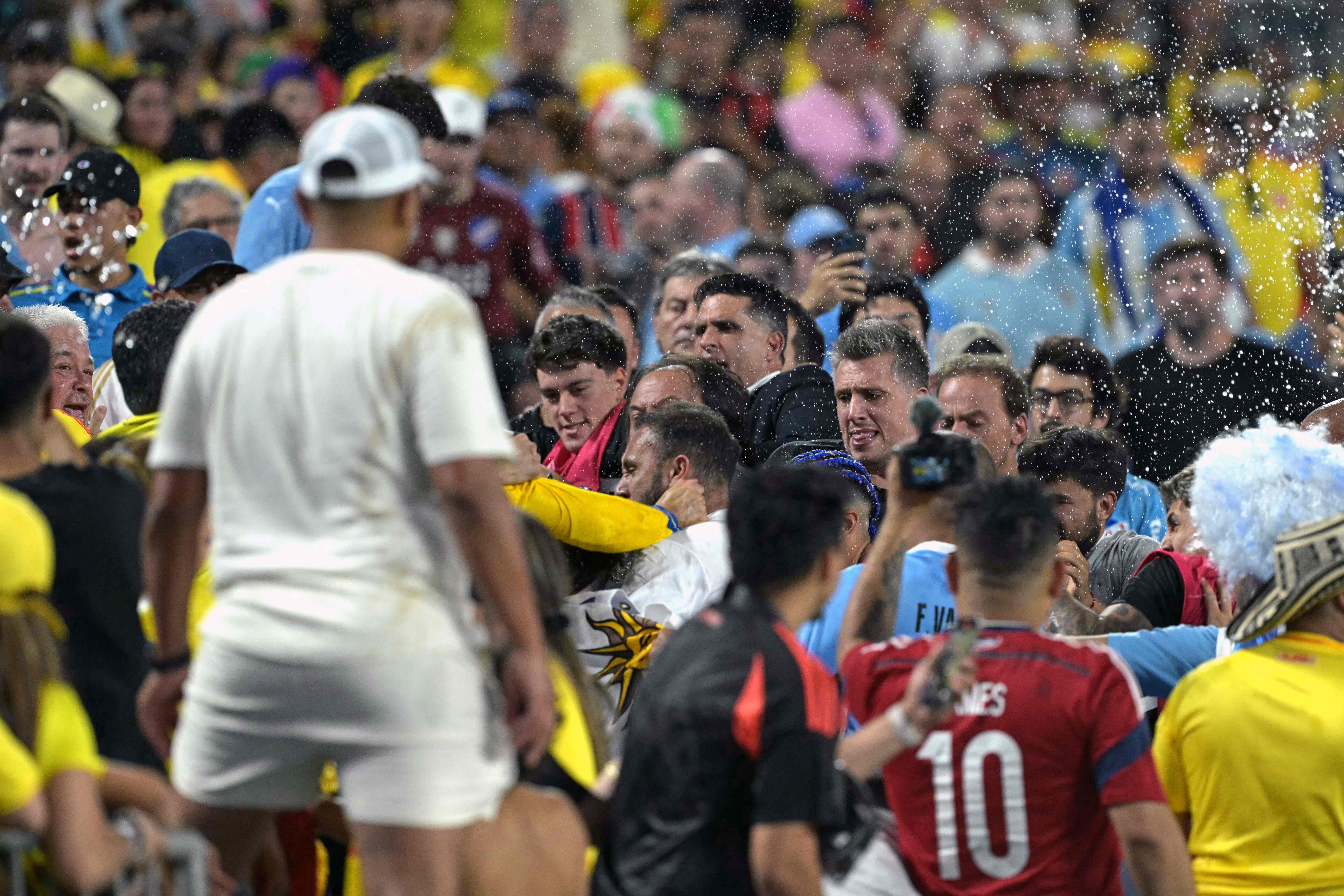 Aficionados de Uruguay (derecha) al final del partido de semifinales del torneo de la Copa América Conmebol 2024 entre Uruguay y Colombia en el Bank of America Stadium.'