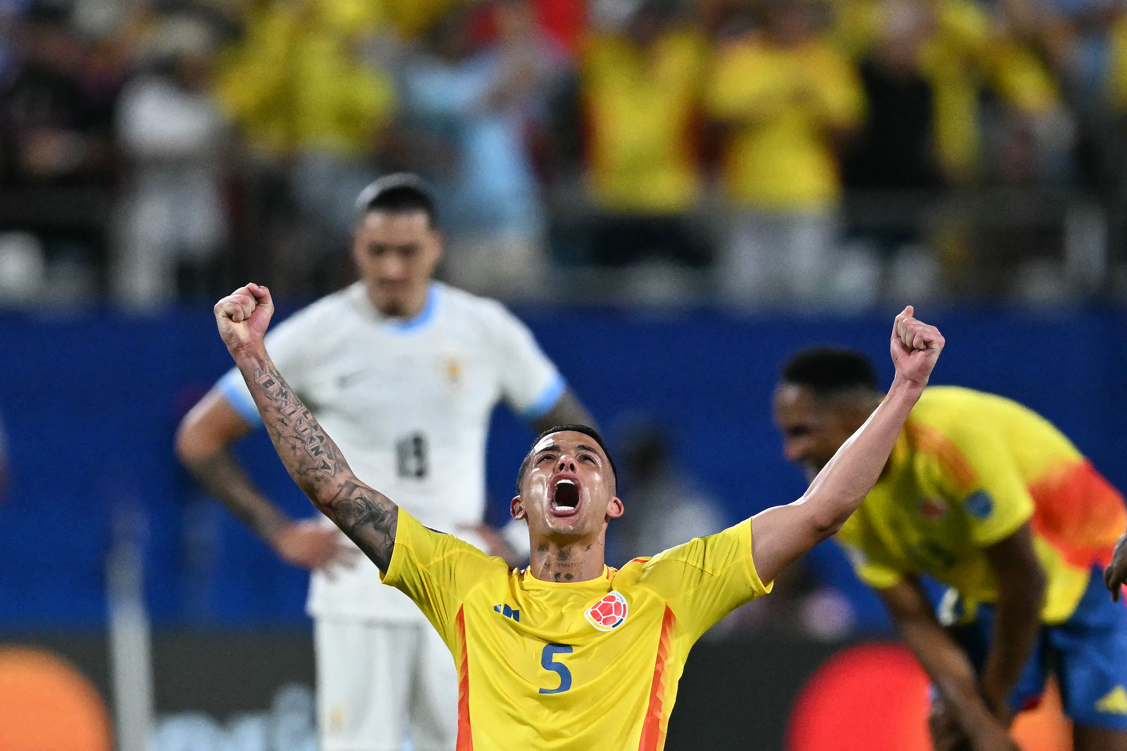 Kevin Castaño celebra la victoria de su equipo en el partido de semifinales del torneo de la Copa América Conmebol 2024 entre Uruguay y Colombia en el Bank of America Stadium.'