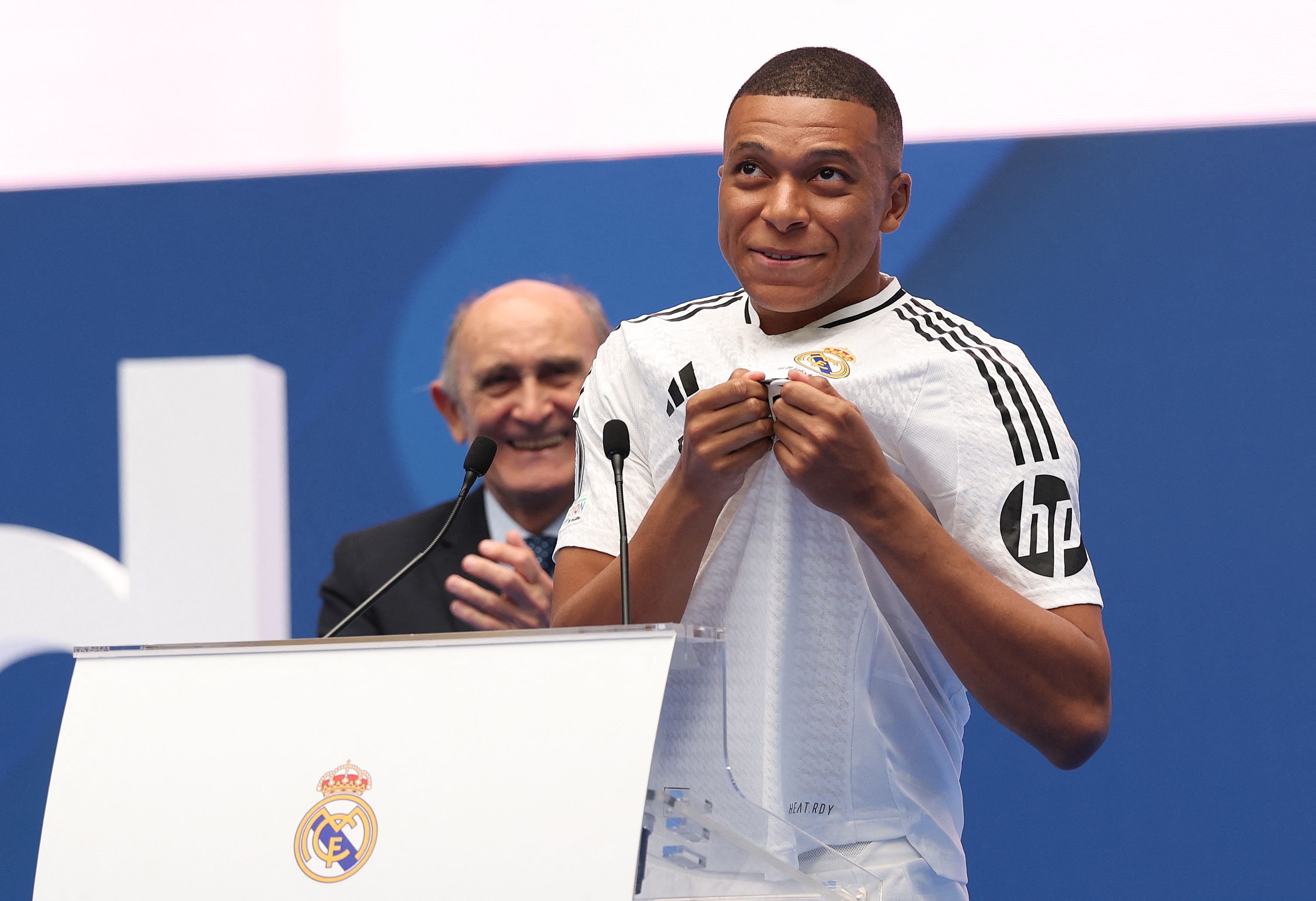 Mbappé hace un gesto mientras está emocionado durante su presentación.