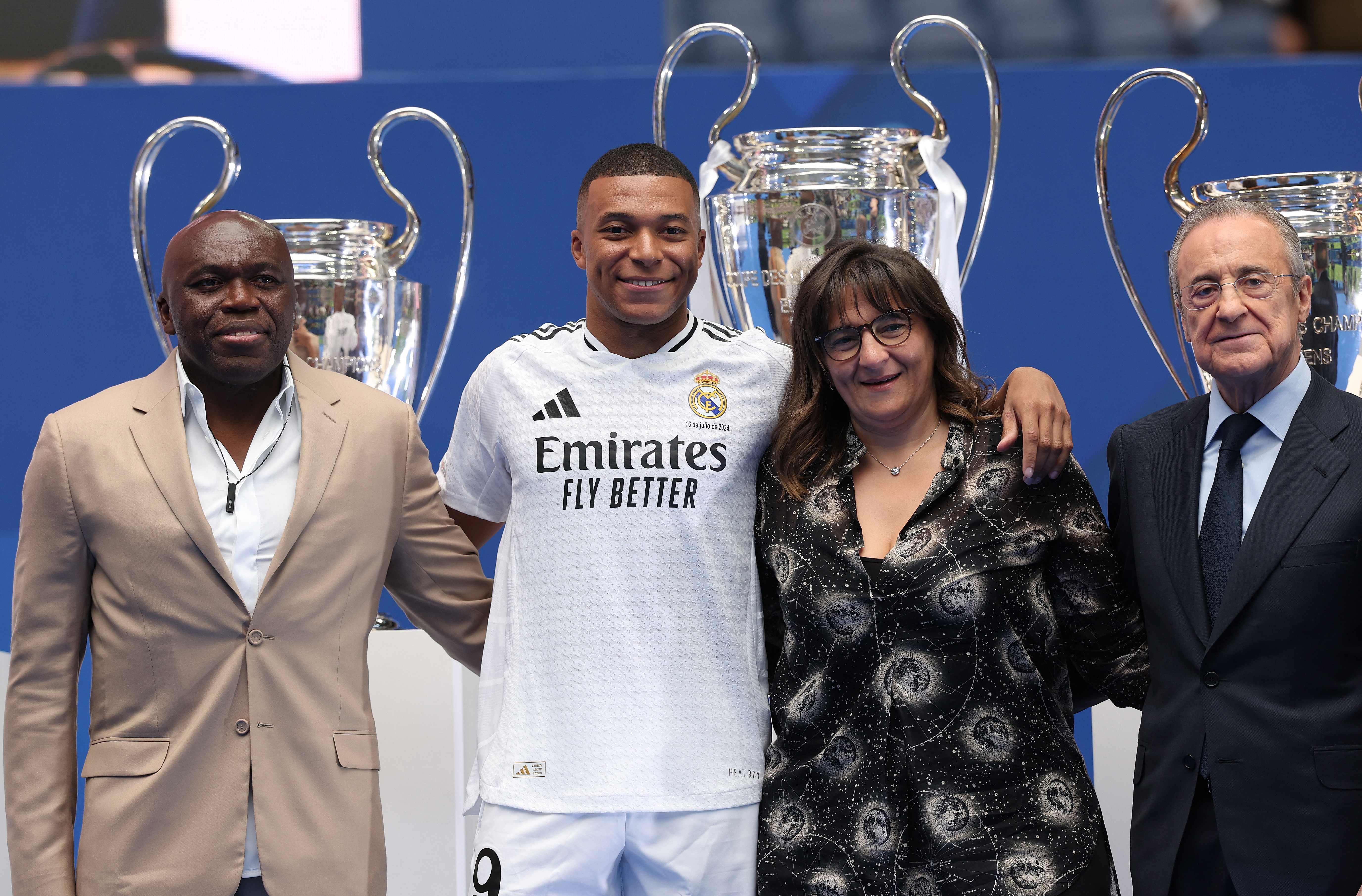 Kylian Mbappé posa junto a Wilfrid Mbappé y Fayza Lamari, sus padres.