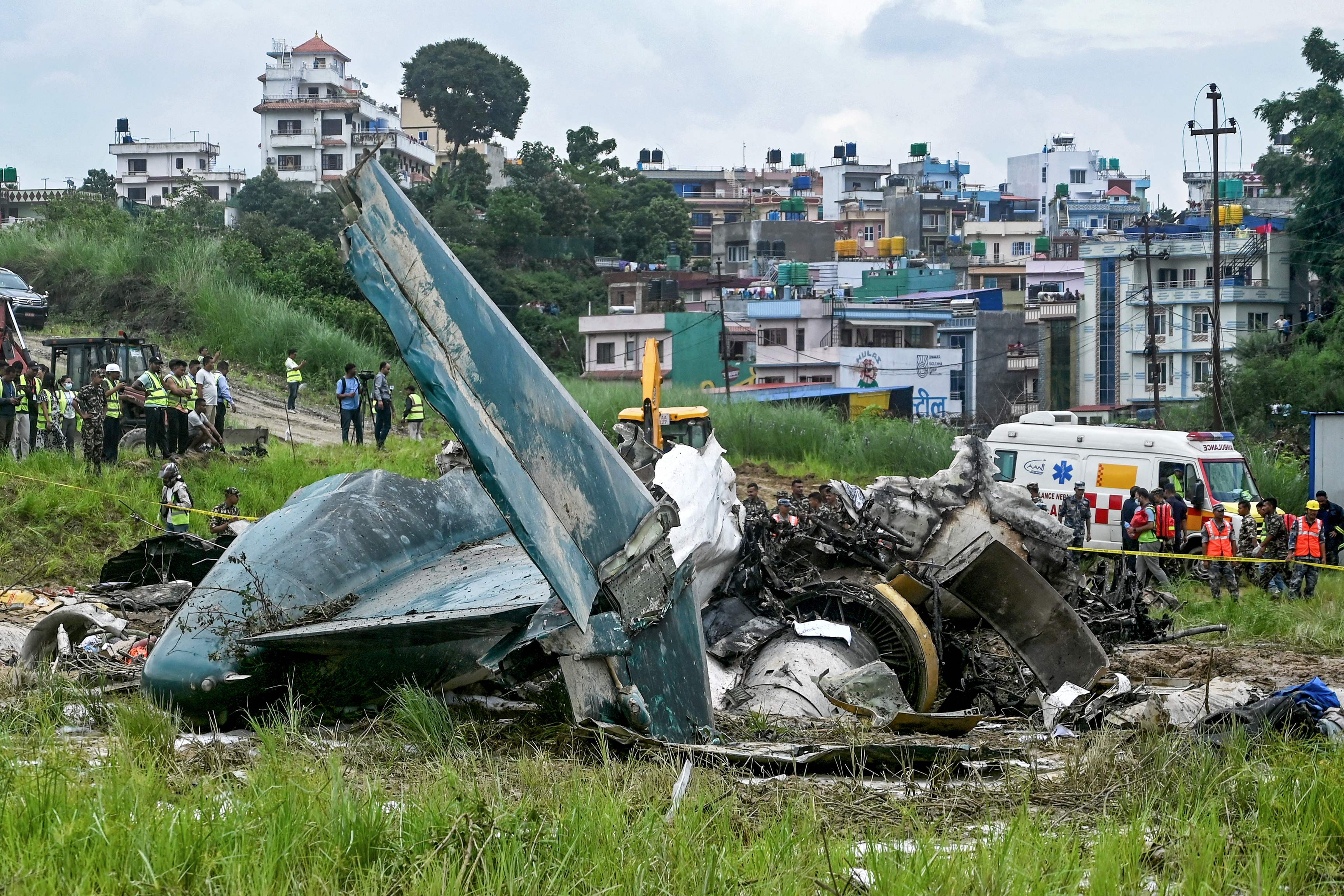 Policía de Nepal informa que 18 personas murieron  en Katmandú cuando un avión se estrelló durante el despegue, un accidente en el que sólo sobrevivió el piloto. (Foto Prensa Libre: PRAKASH MATHEMA / AFP)