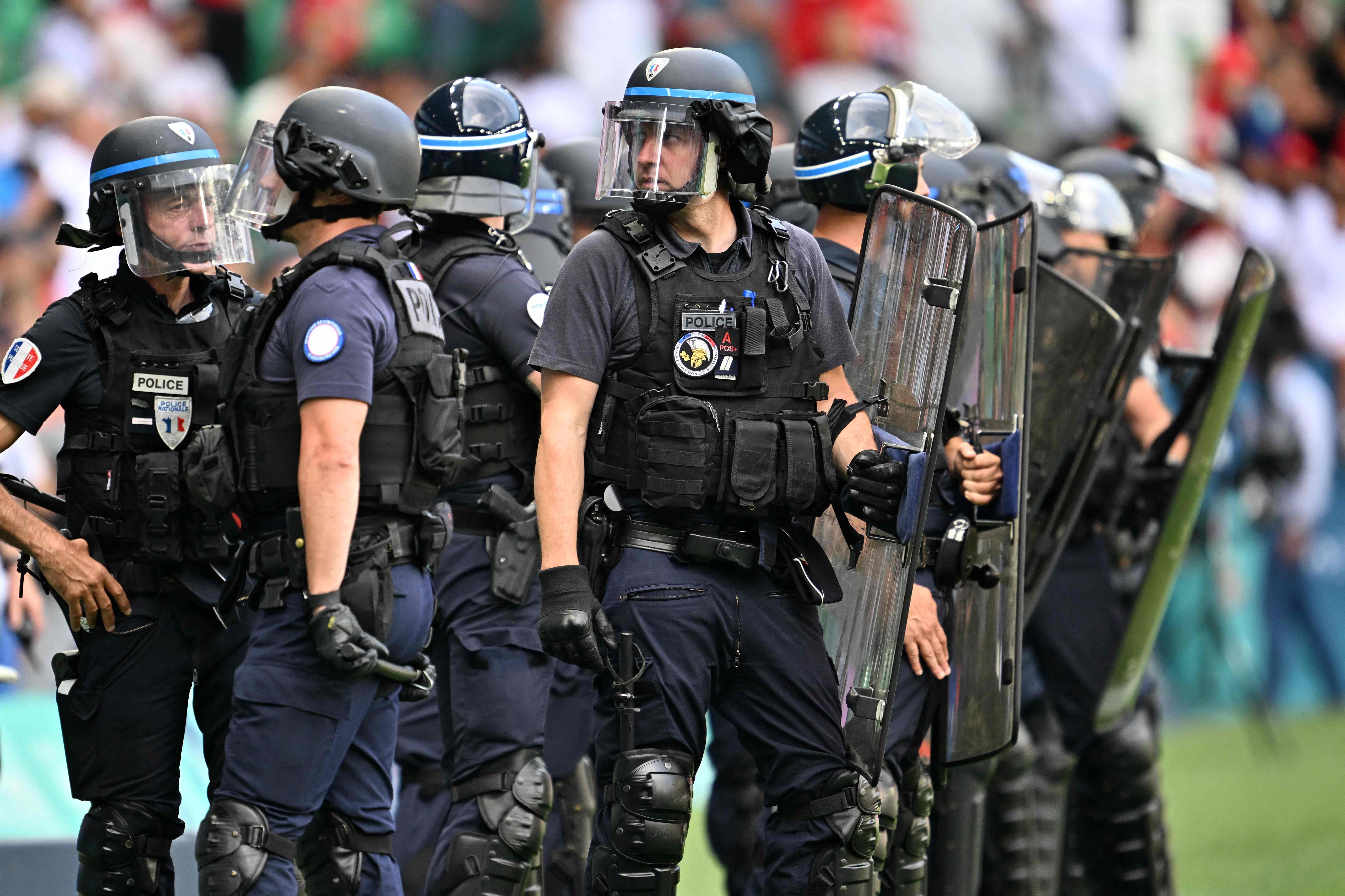 Las fuerzas de seguridad policial que ingresaron cuando la afición marroquí invadió el estadio.