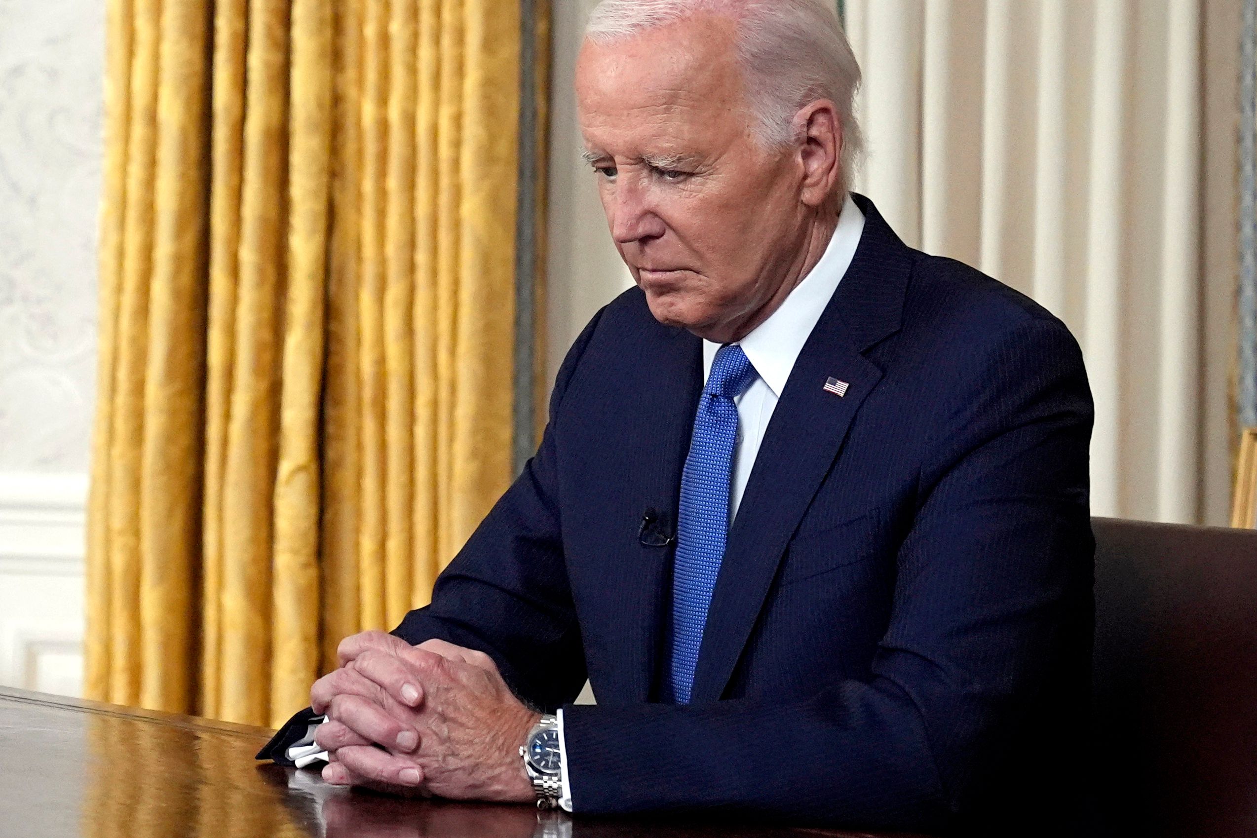 El presidente estadounidense Joe Biden hace una pausa antes de dirigirse a la nación sobre su decisión de no presentarse a la reelección, en el Despacho Oval de la Casa Blanca en Washington, DC, el 24 de julio de 2024. (Foto Prensa Libre: Evan Vucci / POOL / AFP)