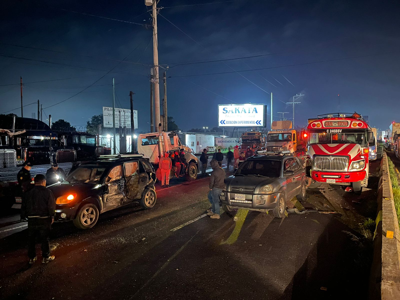 El paso de vehículos en el km 50 de la ruta Interamericana es complicado por un accidente de tránsito. (Foto Prensa Libre: V. Chamalé)