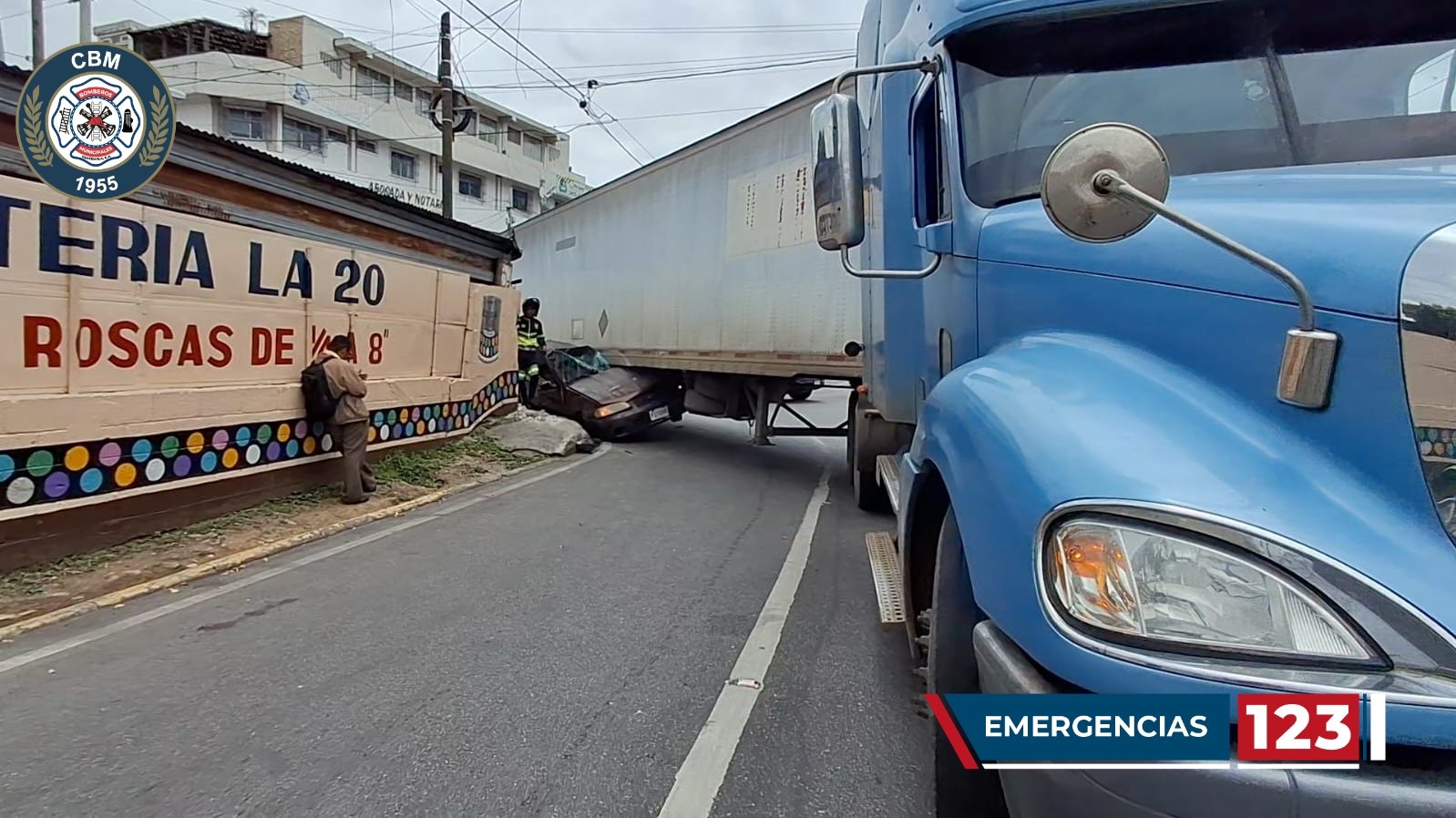 Un vehículo particular quedó empotrado en un tráiler en la avenida Petapa y zona 12. (Foto Prensa Libre: Bomberos Municipales)