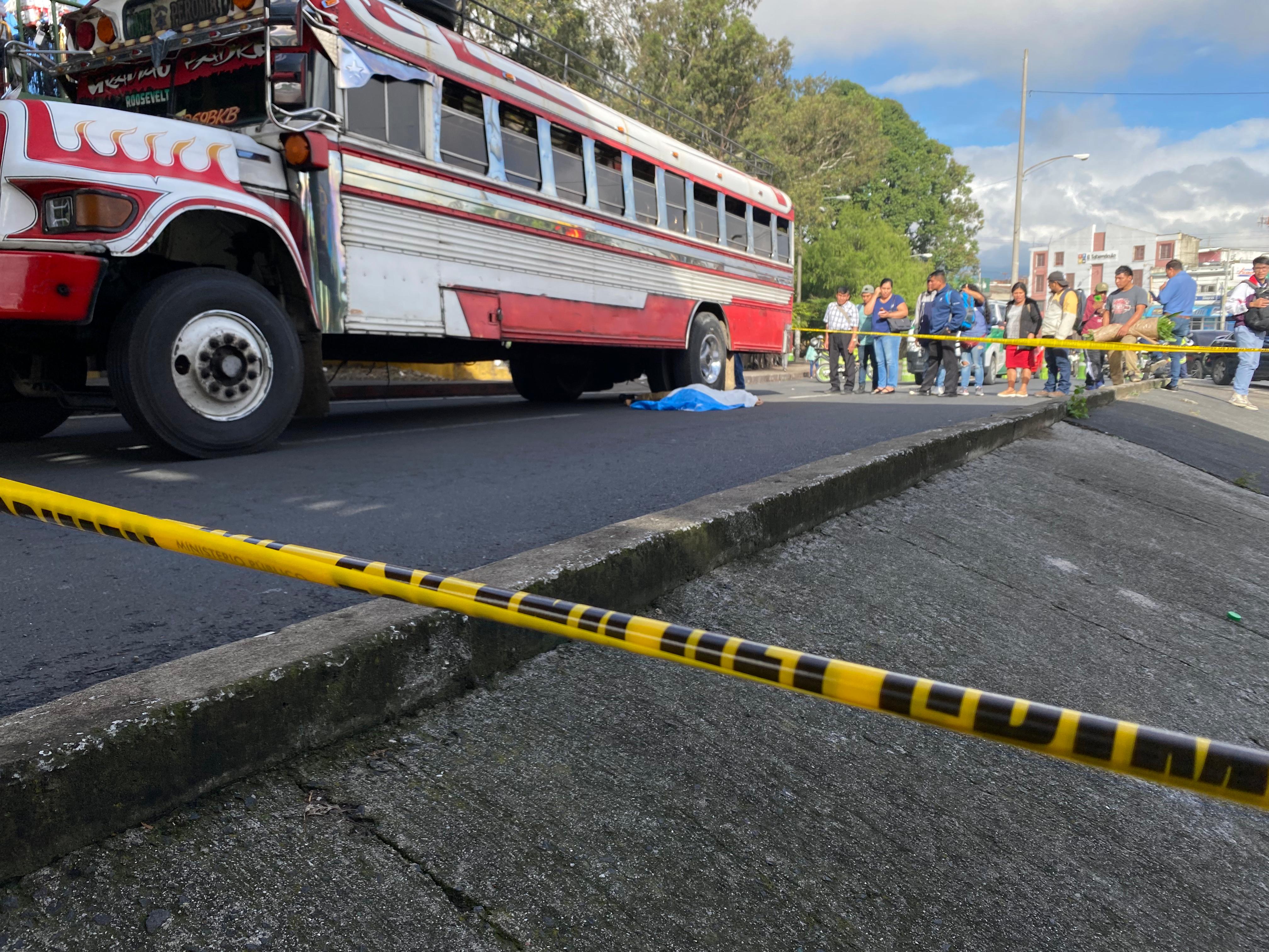 Un autobús arrolló a una mujer en la conexión de la calzada Raúl Aguilar Batres hacia el bulevar Liberación. (Foto Prensa Libre: C. Ochoa)