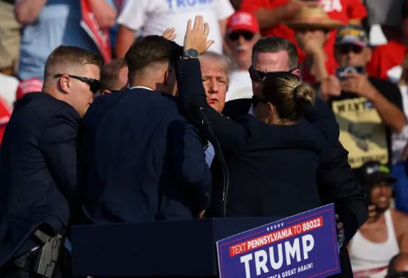 El FBI informó este lunes que ha podido acceder al teléfono celular del hombre de 20 años que intentó asesinar a Donald Trump el pasado 13 de julio en un mitin en Pensilvania. (Foto Prensa Libre:  Getty Images vía AFP)