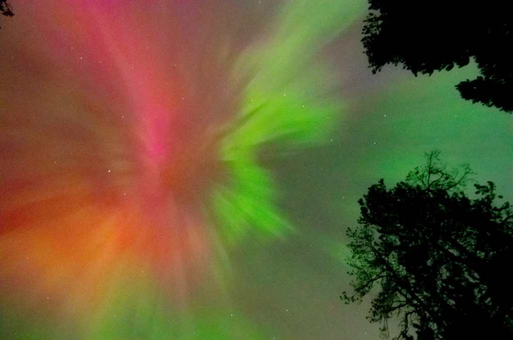 Aurora boreal por tormenta geomagnetica en la Tierra