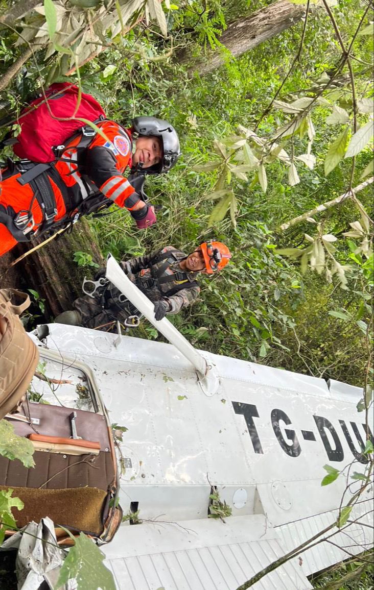 Socorristas ubicaron este 11 de junio la avioneta desaparecida desde el lunes, en alrededores del volcán de Agua. (Foto Prensa Libre: Bomberos Voluntarios)