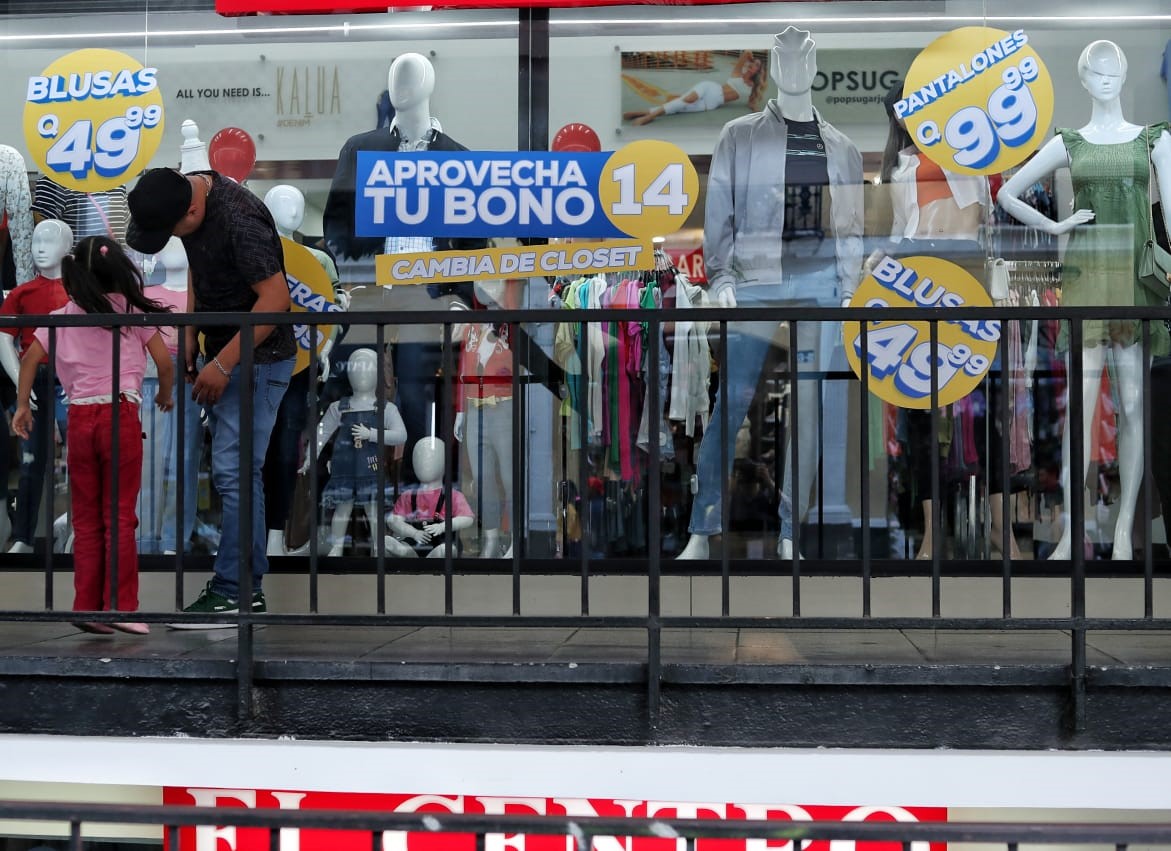 Comercios aprovechan a promocionar sus productos durante la temporada del pago de Bono 14. (Foto, Prensa Libre: Esbin García).