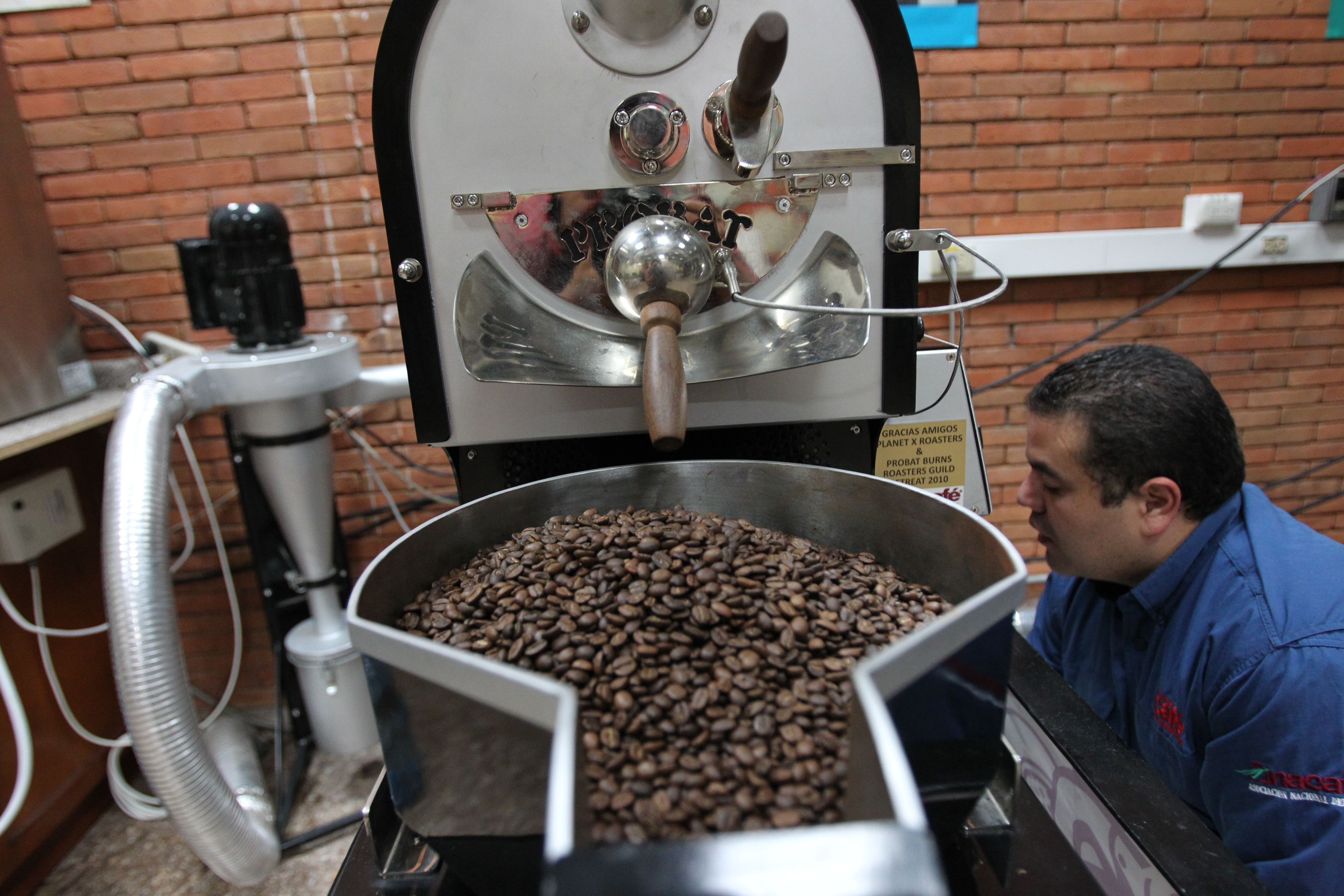 Tostadura de Anacaf. En la imagen se observa los granos de cafe los cuales son tostados, en un horno industrial .  

Fotografa Erick Avila