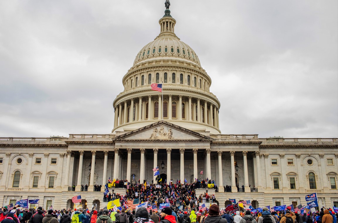 Partidarios del expresidente Donald Trump irrumpen en el Capitolio en Washington, el 6 de enero de 2021. (Jason Andrew/The New York Times).