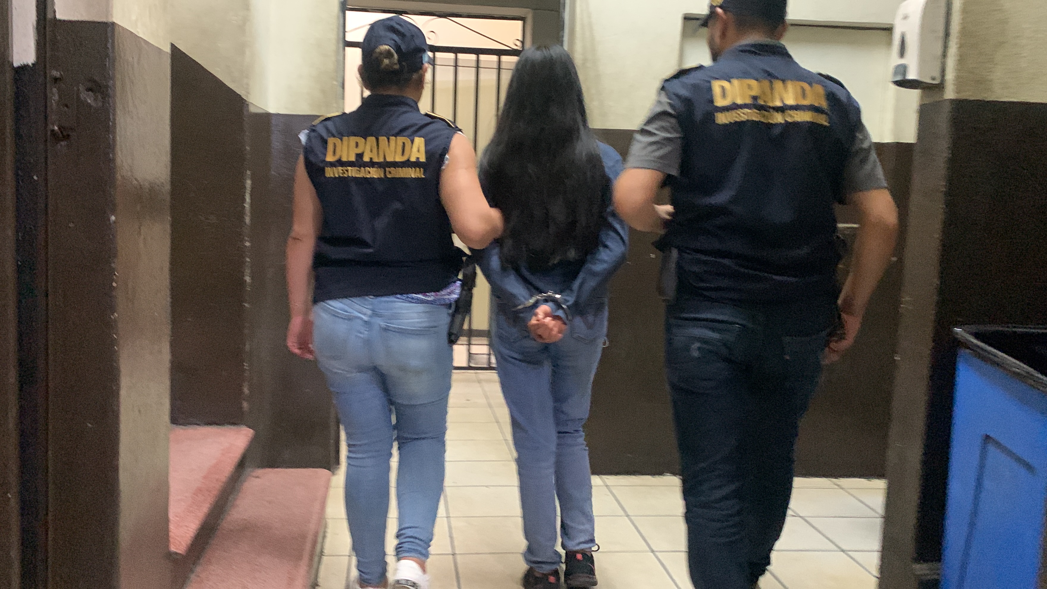 Una mujer fue aprehendida en Palín, Escuintla, señalada de extorsión. (Foto Prensa Libre: PNC)