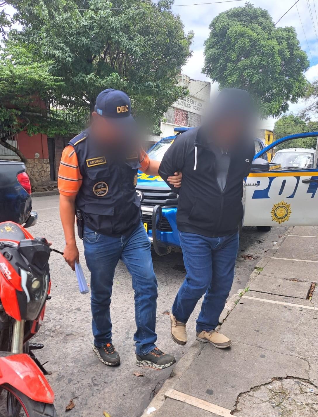 La PNC capturó a dos hombres señalados de tener pornografía de menores. (Foto Prensa Libre: PNC)