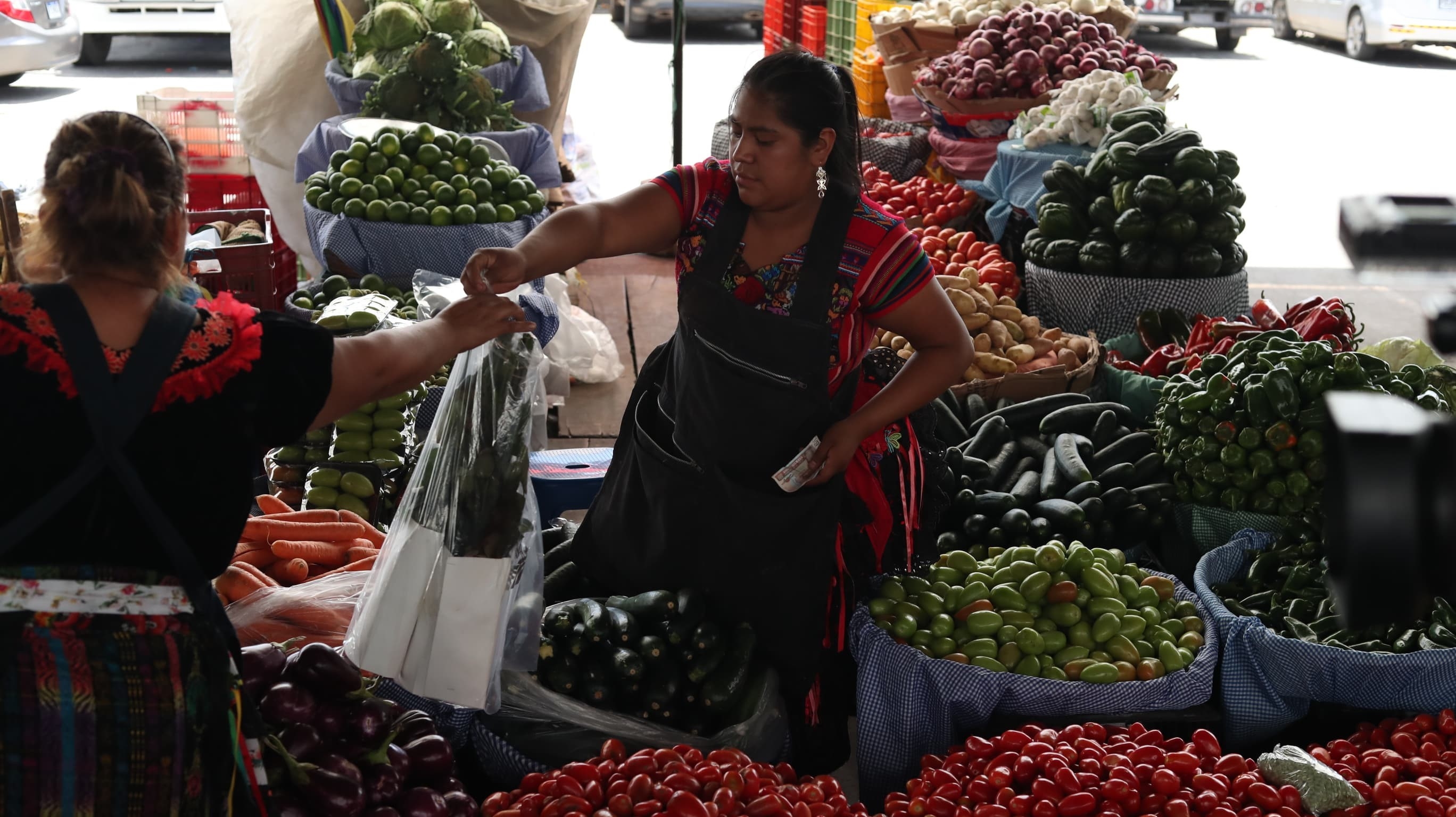 Los precios de varios productos siguen altos, por lo que vendedores y compradores se quejan. (Foto Prensa Libre: Esbin García)