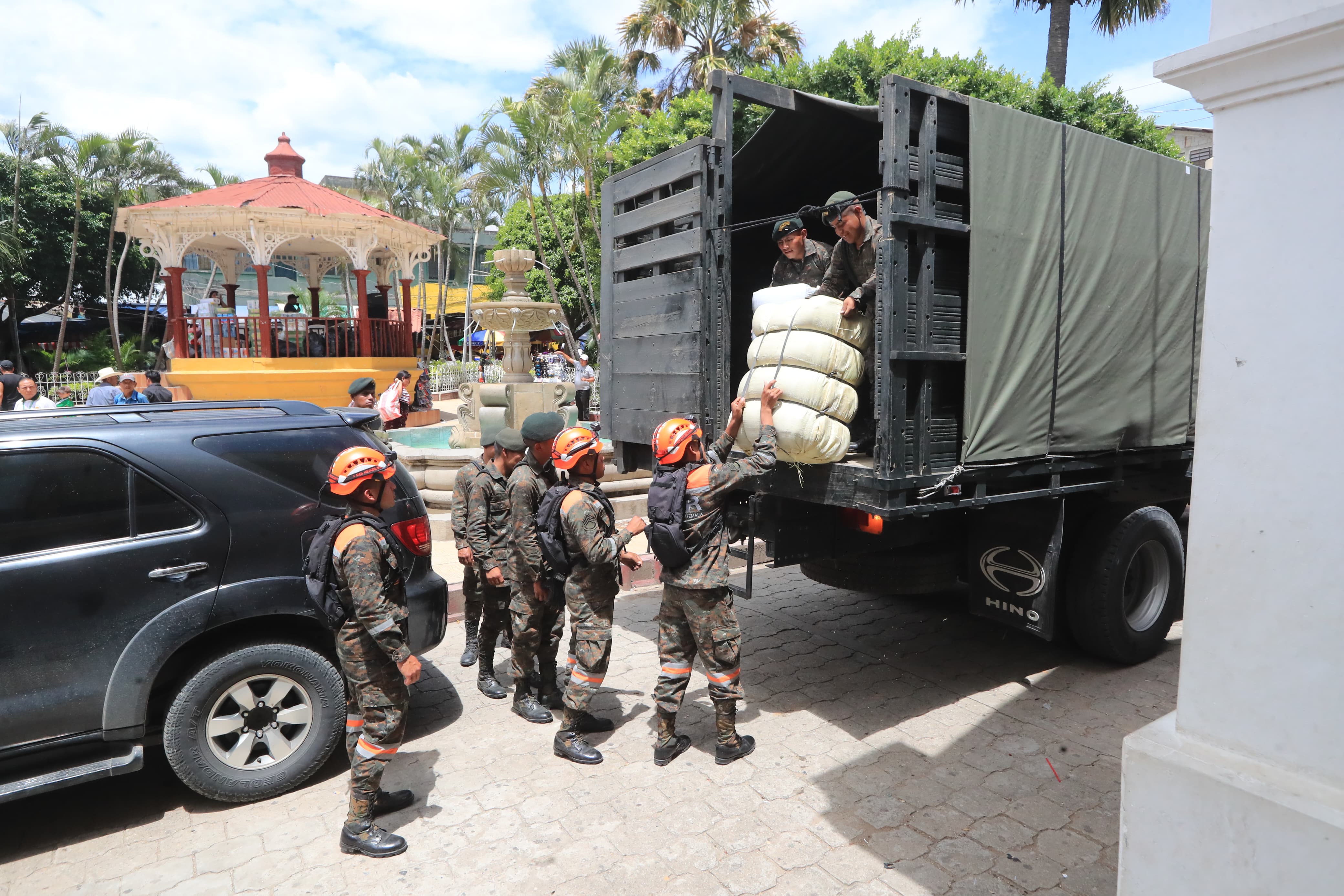 Soldados trasladan ayuda humanitaria a Cuilco, Huehuetenango, a donde han llegado mexicanos que huyen de la violencia del narcotrÃ¡fico. (Foto Prensa Libre: )