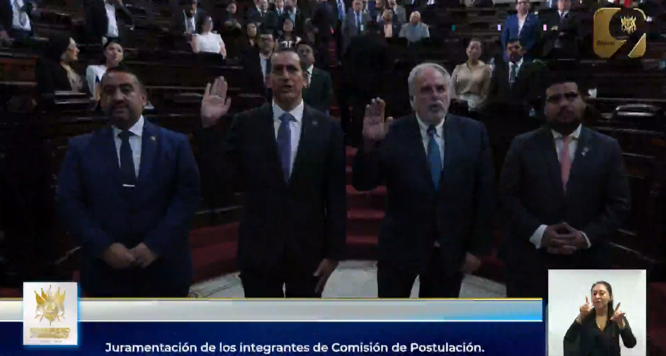 Arturo Saravia  Altoaguirre, de la UFM, y Luis Antonio Ruano Castilo, de la UMG, fueron juramentados por la Junta Directiva del Congreso de la República. (Foto Prensa Libre: Congreso de la República)