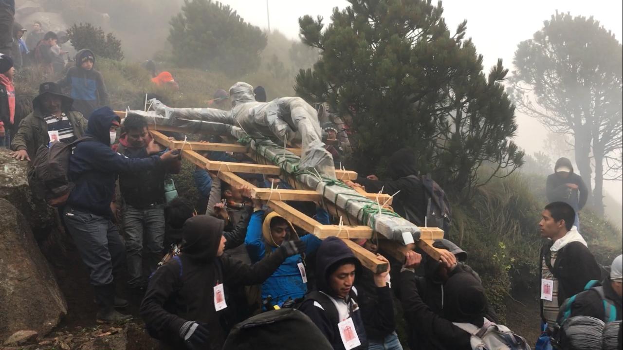 Cristo de las alturas desciende del volcán de Agua'