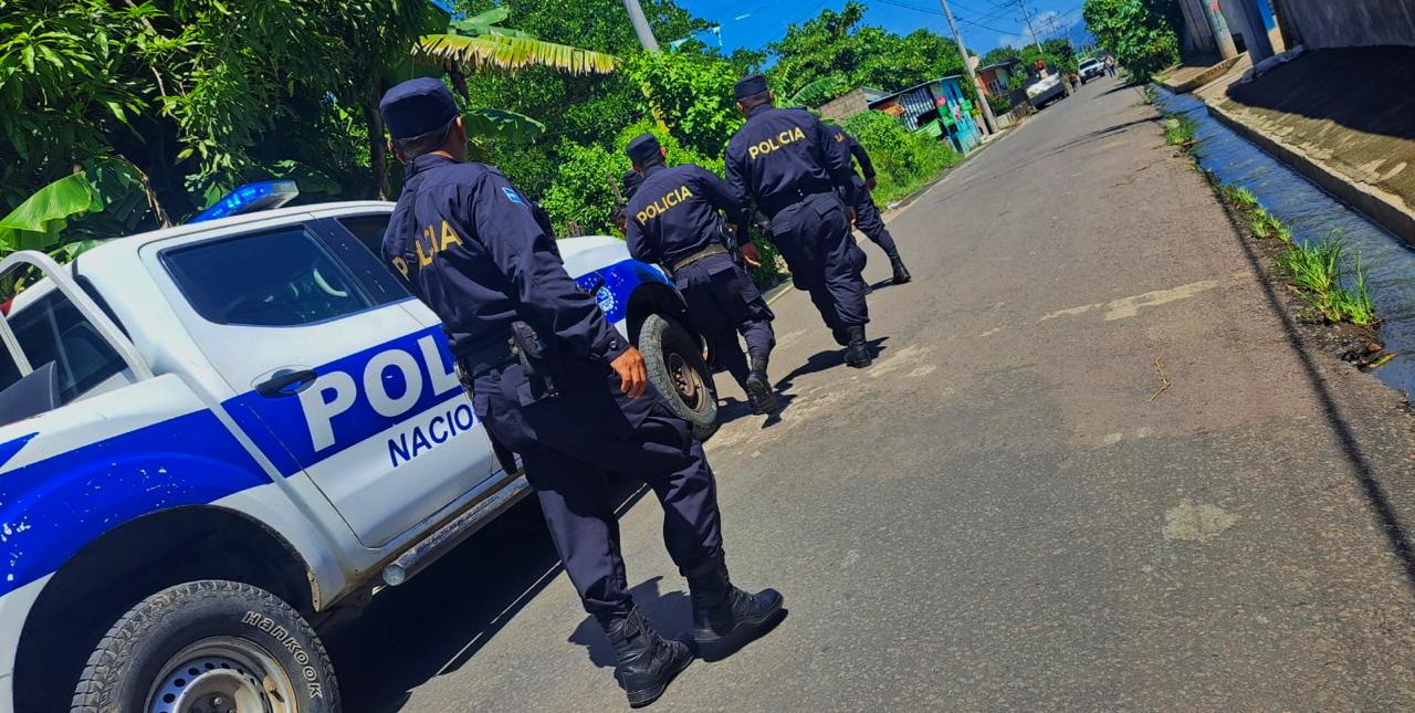 Fuerzas de seguridad de El Salvador efectúan detenciones sin orden de juez mientras continúa el estado de excepción impuesto por Bukele. (Foto Prensa Libre: PNC El Salvador)