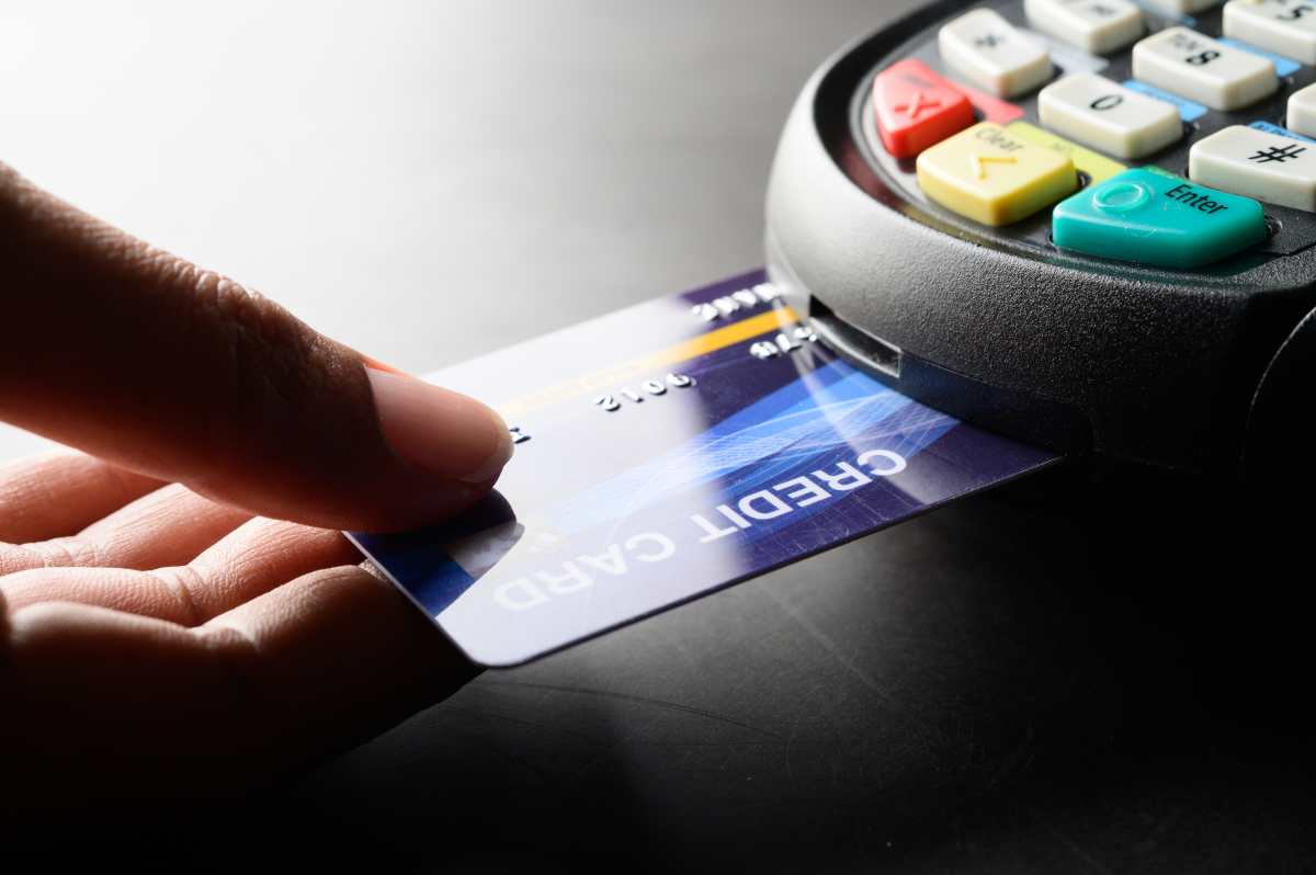 La tarjeta de crédito es un instrumento de pago moderno que juega un papel crucial en el comercio electrónico de un país, al facilitar las transacciones comerciales.