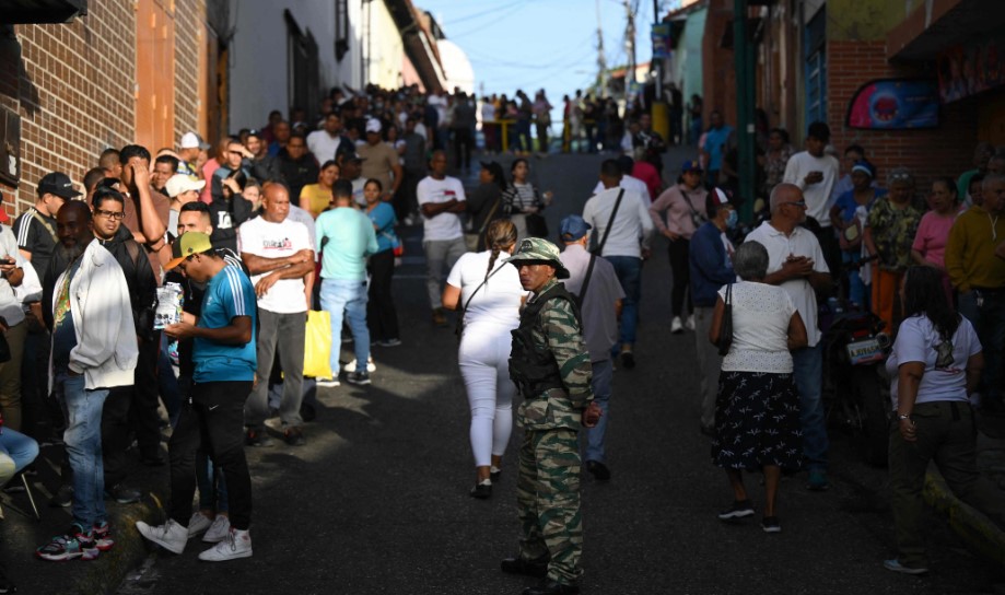 Largas filas se observaban este domingo en las elecciones de Venezuela. (Foto Prensa Libre: AFP)