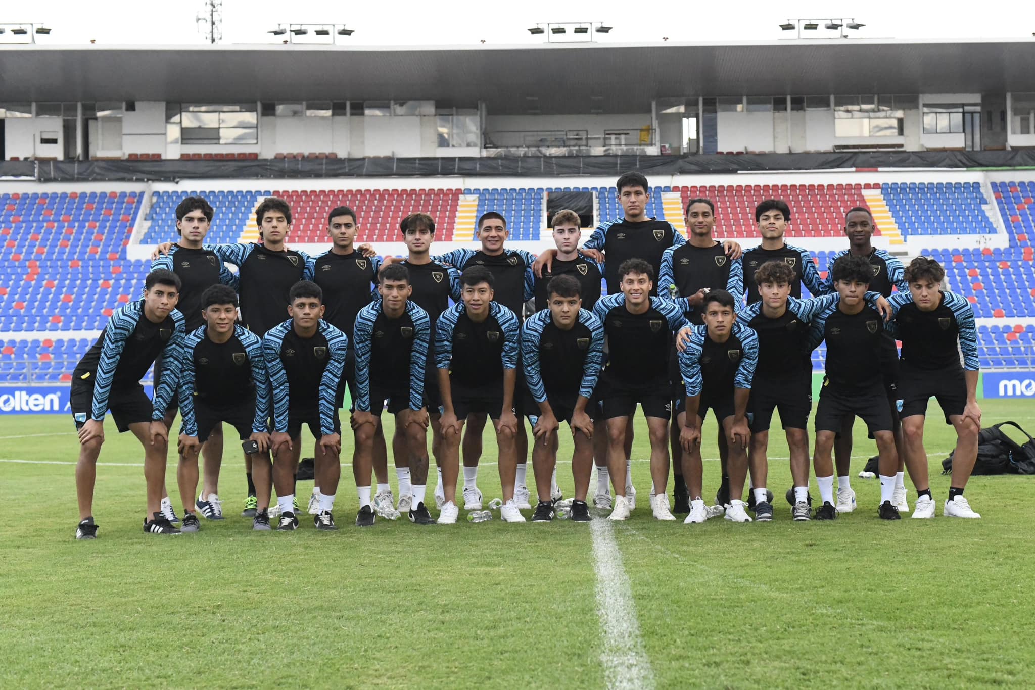 La Selección de Guatemala Sub 20 en el reconocimiento del Estadio Sergio León Chávez de Guanajuato.