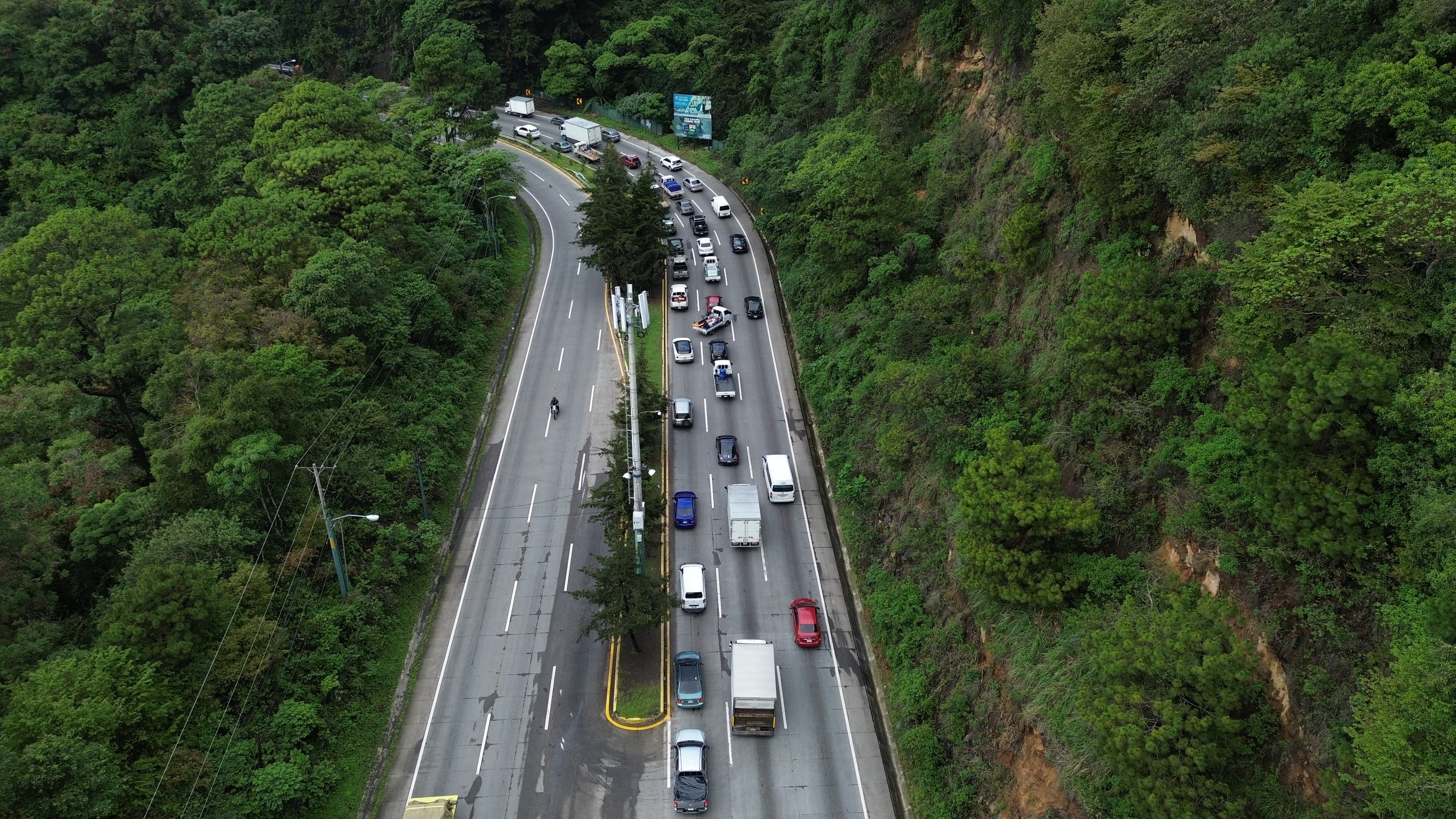 Varios kilÃ³metros de filas ha causado el accidente de un autobÃºs en Santa MarÃ­a CauquÃ©, SacatepÃ©quez. (Foto Prensa Libre: Ã. VÃ¡squez)