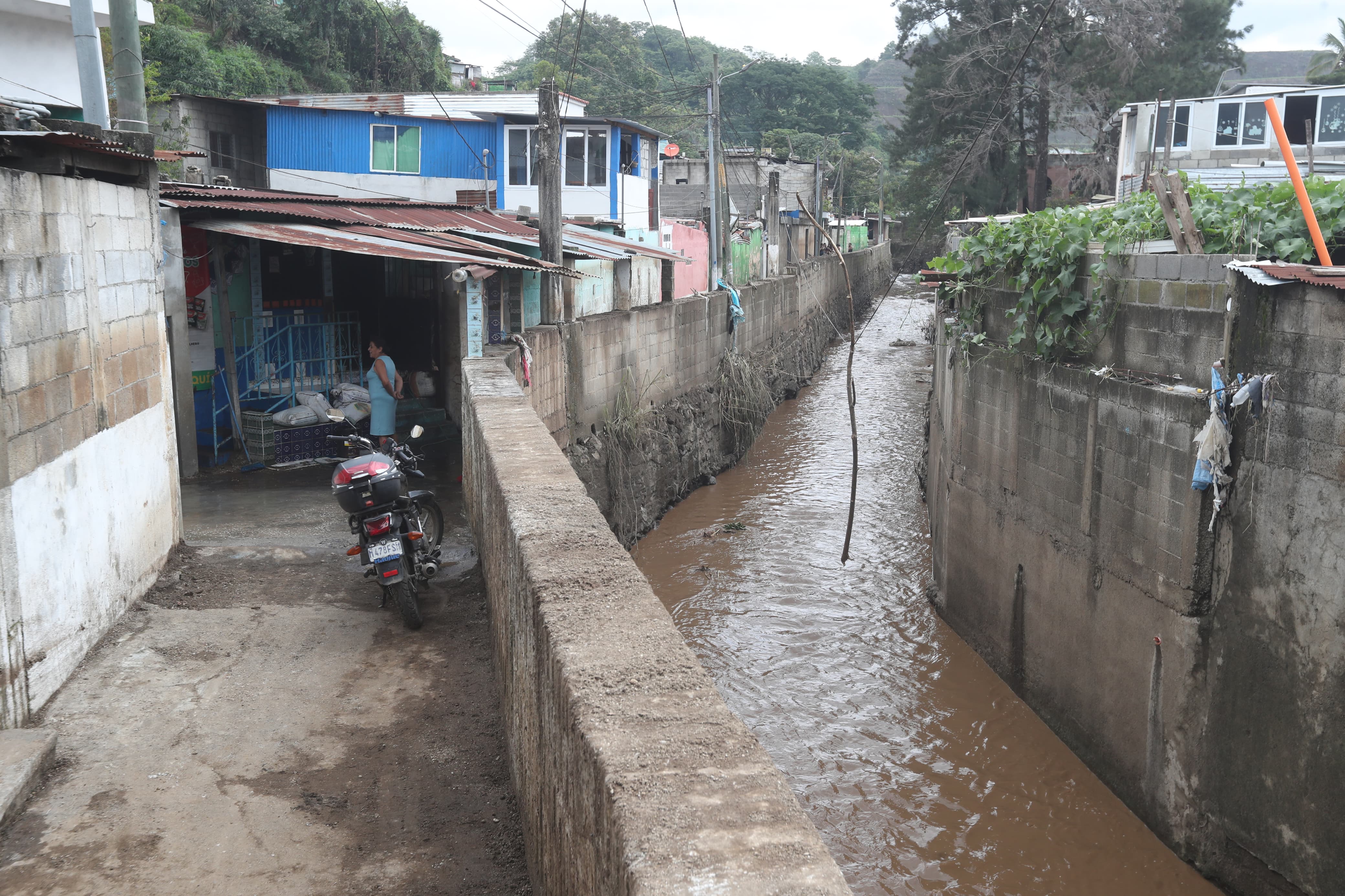 San Miguel Petapa amanece entre lodo tras fuertes inundaciones