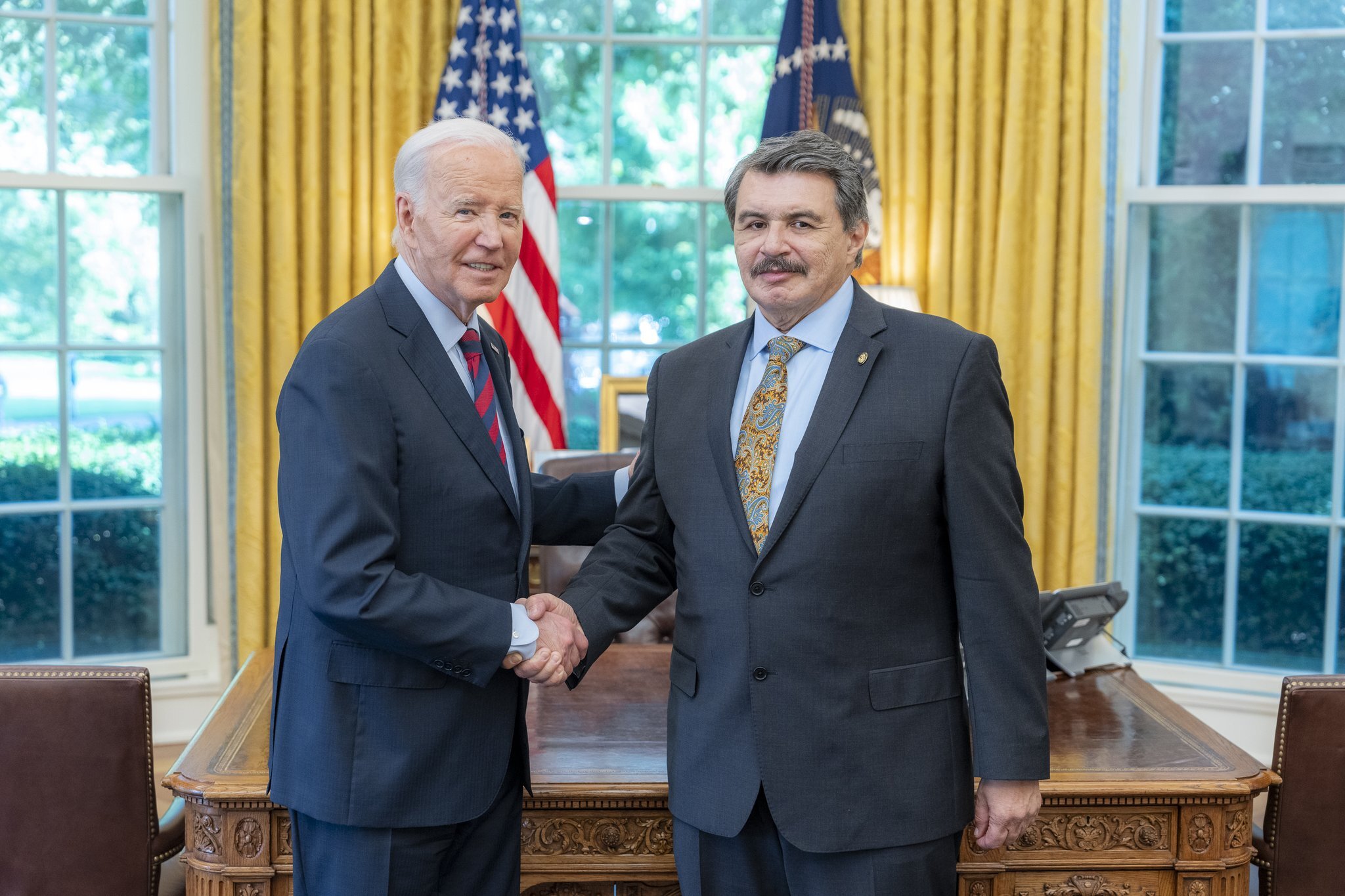 El economista Hugo Beteta entrega las Cartas Credenciales al presidente estadounidense, Joe Biden, para formalizar su nombramiento como Embajador de Guatemala en Estados Unidos. (Foto Prensa Libre: Minex)