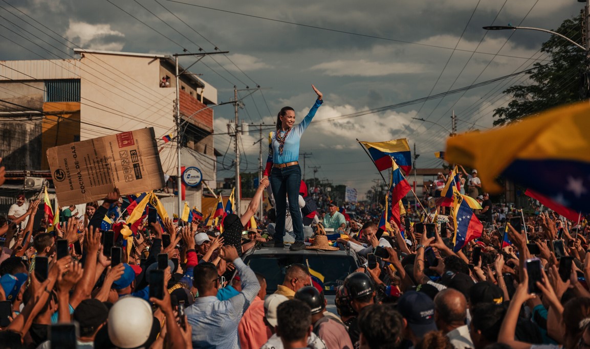 María Corina Machado en campaña la semana pasada en Guanare, Venezuela. Las encuestas muestran que, previo a las elecciones del domingo, su movimiento cuenta con un amplio apoyo. (Foto Prensa Libre: Adriana Loureiro Fernandez/The New York Times)