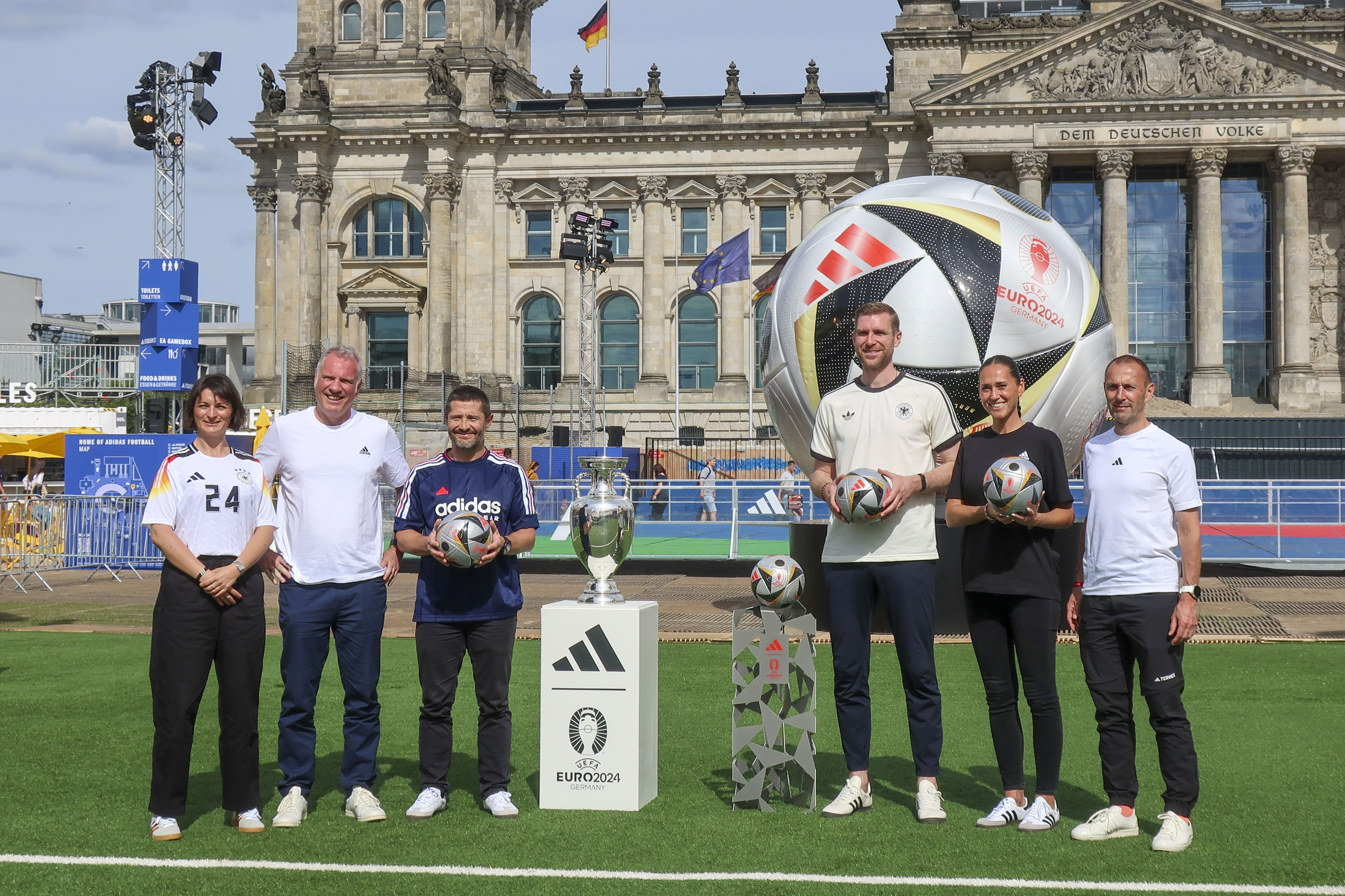 BERLÍN, 07/07/2024.-  El exinternacional alemán Per Mertesacker (3d) posa durante un acto organizado por Adidas en Berlín para presentar el balón con el se jugarán las semifinales y la final de la Eurocopa. EFE/ José Manzaneque