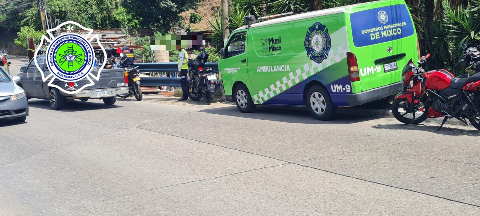 Socorristas rescatan los cuerpos de tres personas bajo el puente Lo de Bran 3, Mixco. (Foto Prensa Libre: Bomberos Municipales de Mixco)