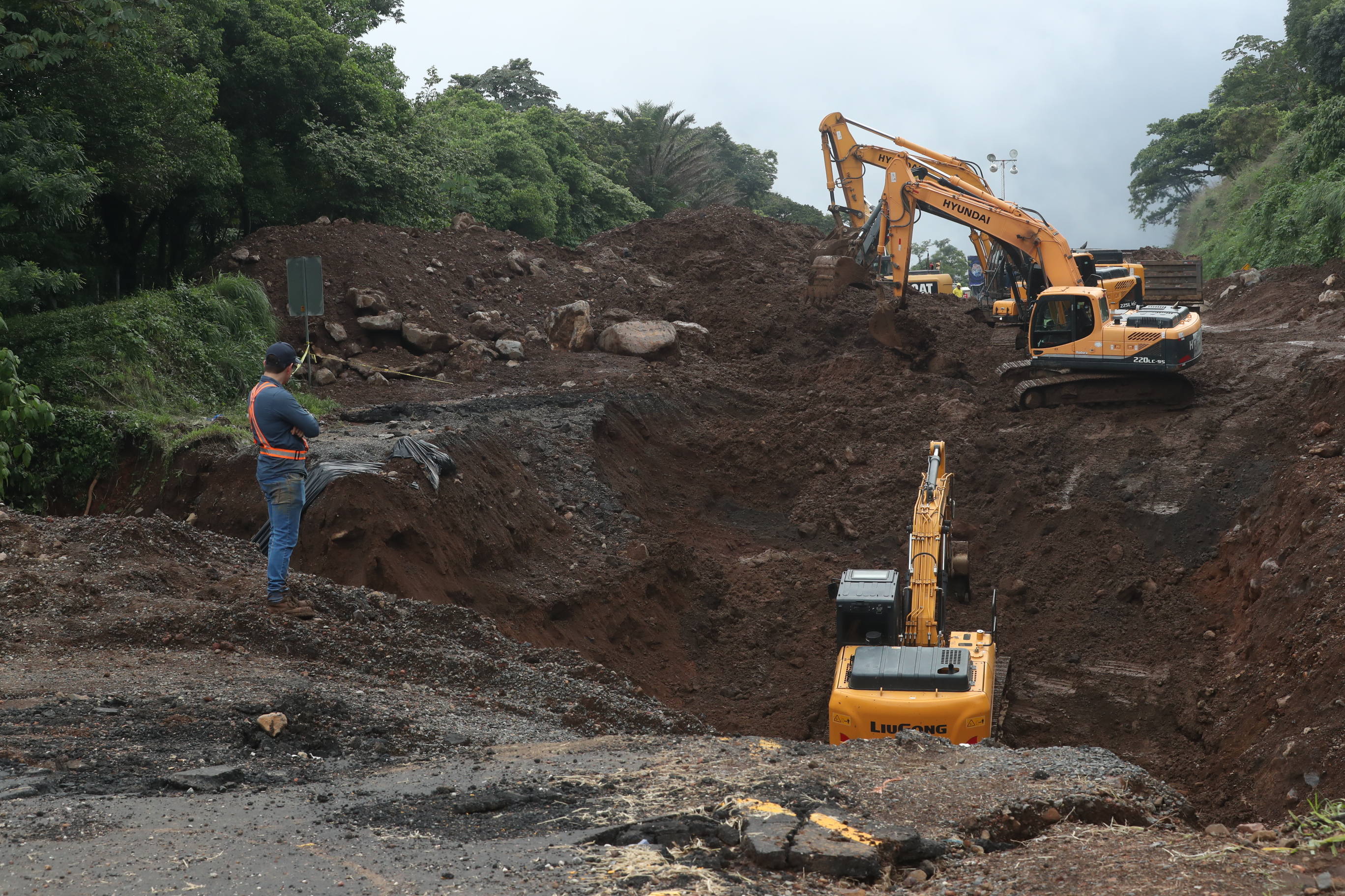 Varios tramos de carreteras en Guatemala han resultado afectados por hundimientos a causa de la lluvia. (Foto Prensa Libre: E. García)
