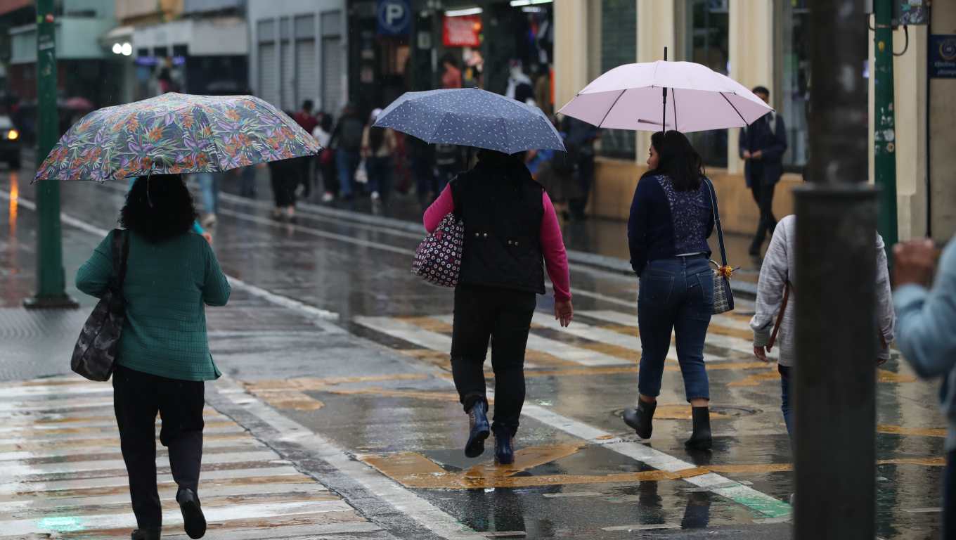 Guatemaltecos se resguardan de la lluvia en la sexta avenida. 

Fotografía Prensa Libre: María José Bonilla
Fecha: 23/10/2023