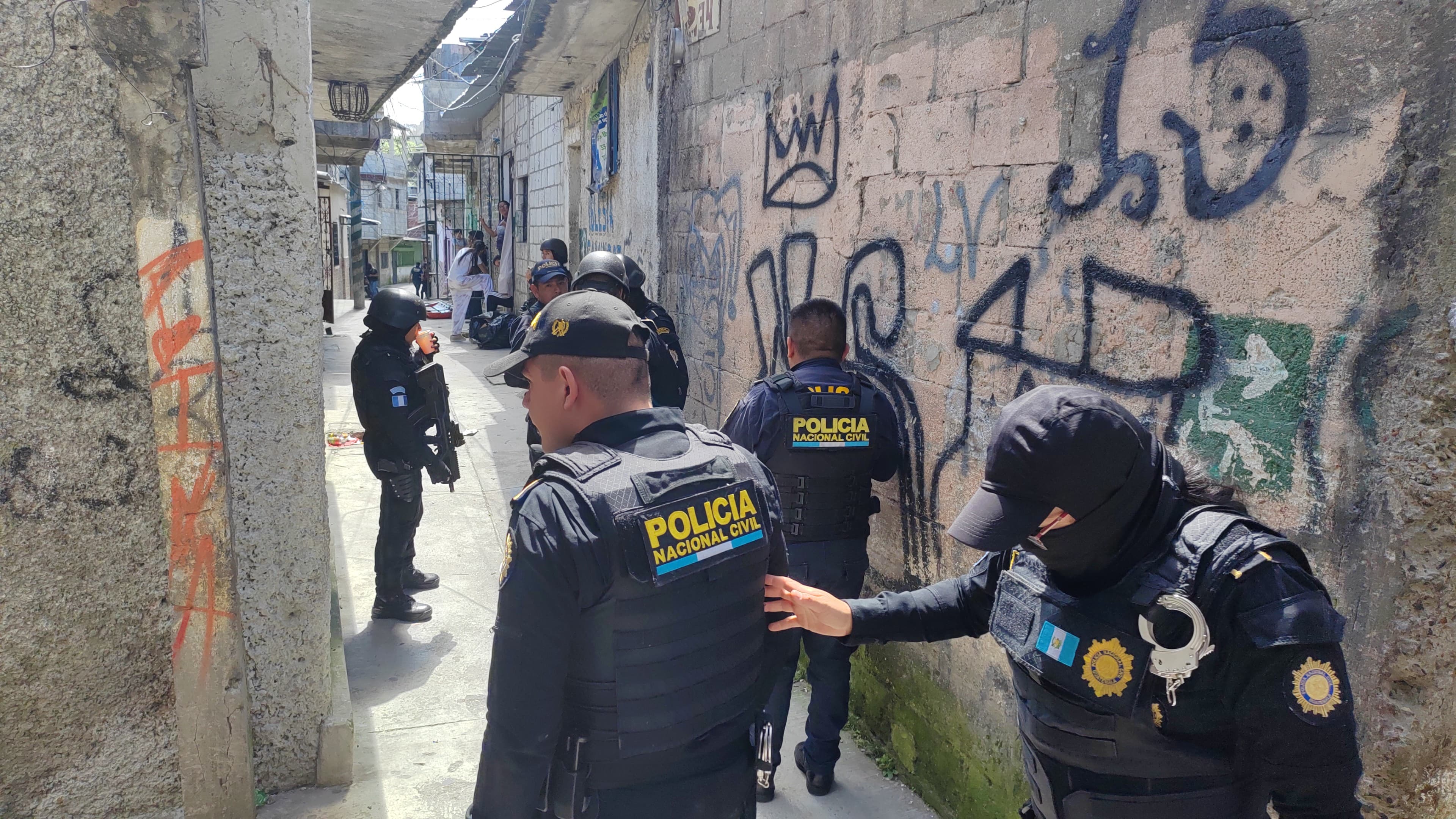 Operativos se desarrollaron en la colonia Lourdes II, zona 5 capitalina, luego de que pandilleros recibieron a balazos a agentes de la PNC. (Foto Prensa Libre: Ã. VÃ¡squez)