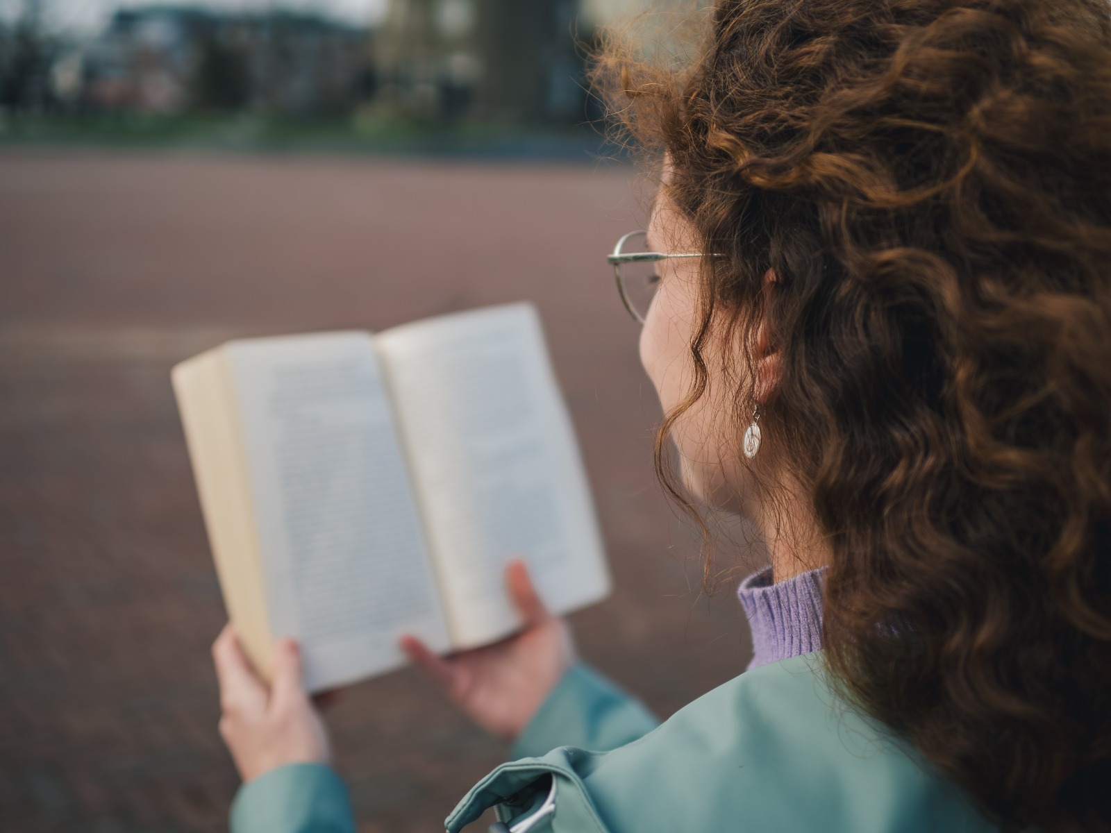 Leer es un acto placentero, pero si tenemos una postura incorrecta a la larga podemos nuestro cuerpo y crear lesiones. 

(Foto Prensa Libre: Shutterstock)