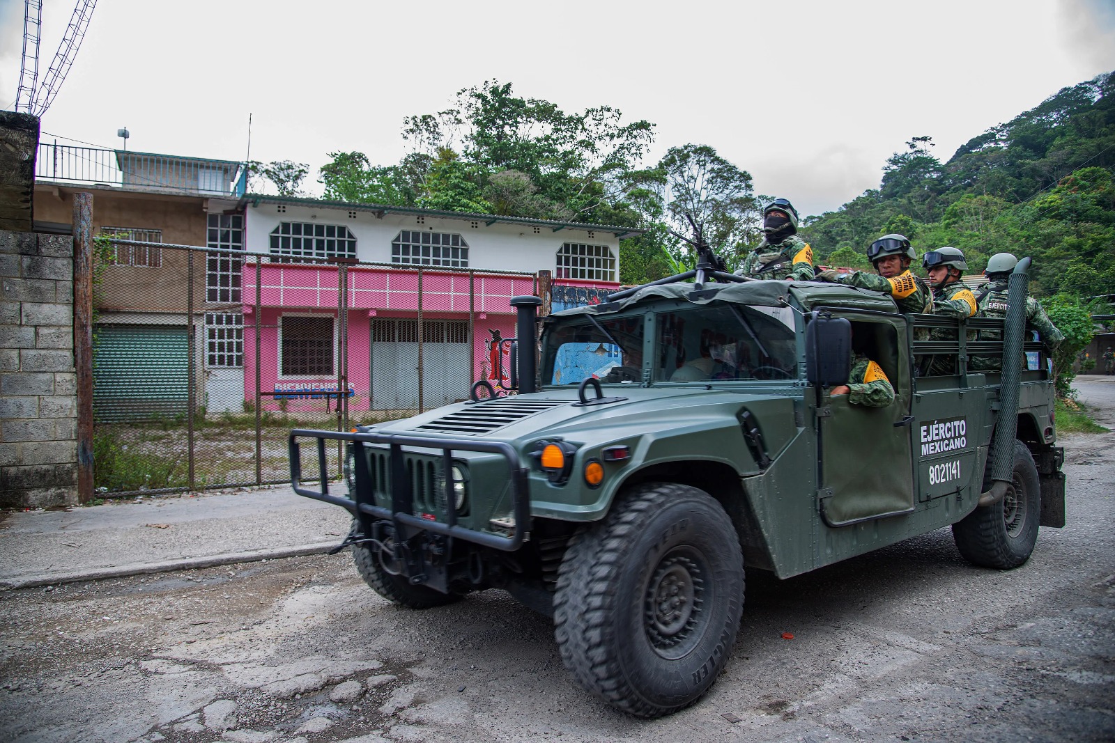 Soldados mexicanos patrullan el 13 de junio de 2024 en una comunidad en el estado de Chiapas (México). (Foto Prensa Libre: EFE)