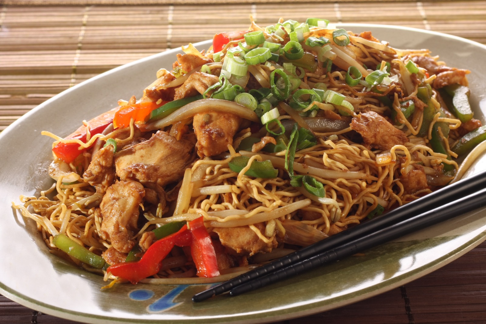 El chao mein es una adaptación culinaria que data del siglo XX, elaborada por chinos que vivían en Estados Unidos y que posteriormente migró a distintas partes del mundo. (Foto Prensa Libre: Shutterstock)