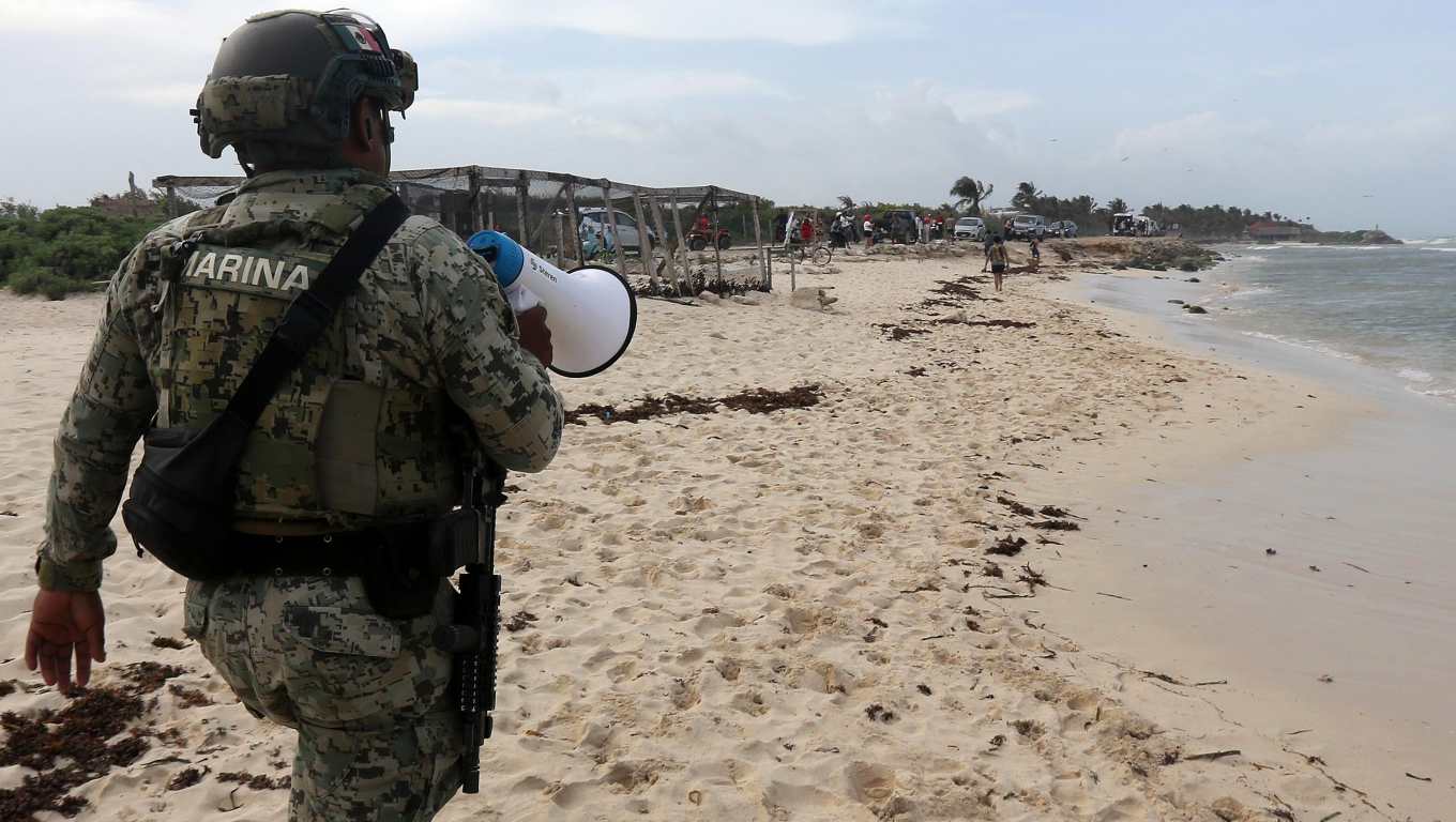 Cinco municipios de la costa del estado de Quintana Roo, Caribe mexicano, fueron declarados en alerta roja, es decir, "peligro máximo" debido a la aproximación del huracán Beryl. (Foto Prensa Libre: EFE/ Alonso Cupul).