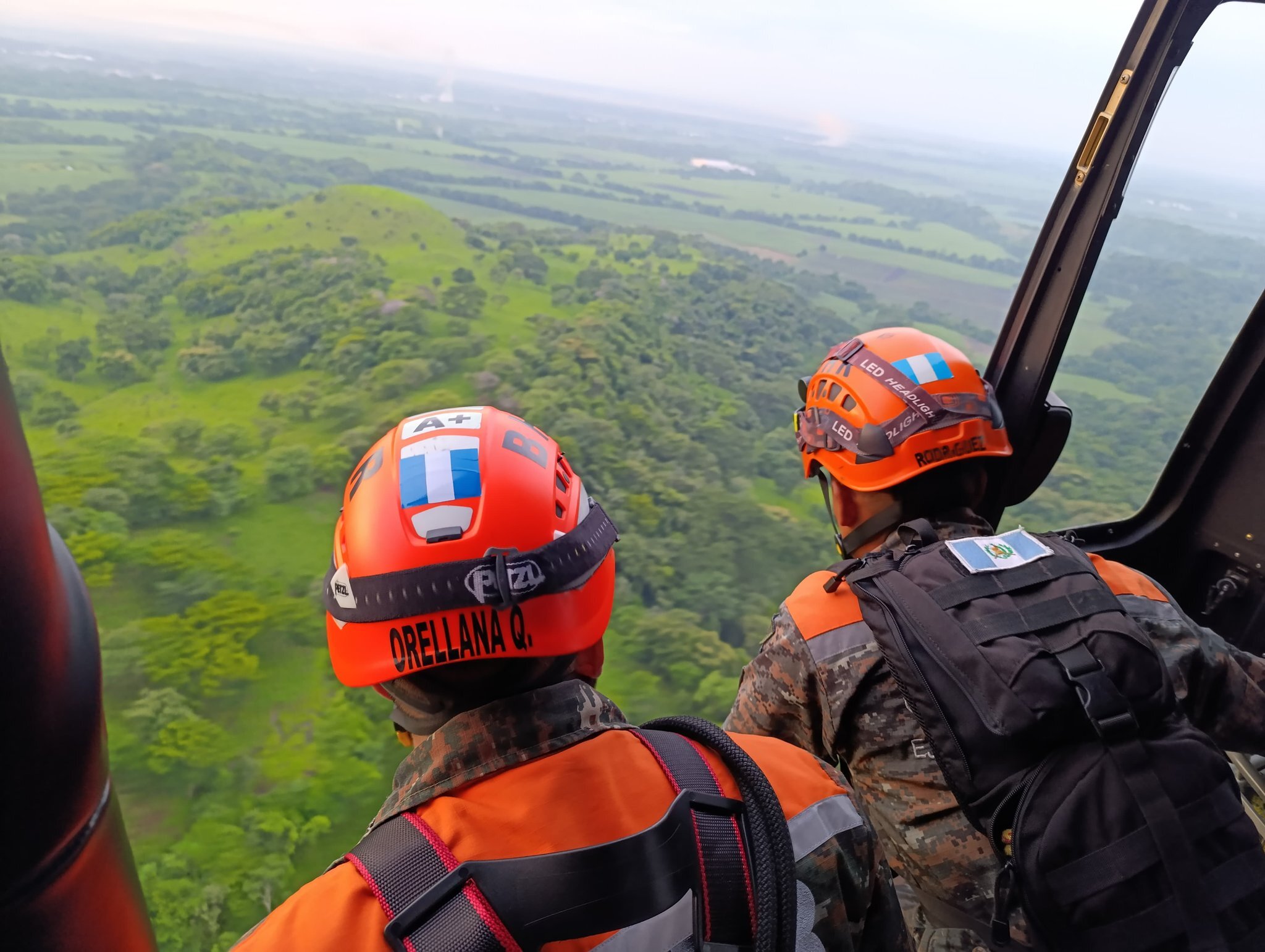 Bomberos Voluntarios, Cruz Roja y la Fuerza Aérea Guatemalteca llevan a cabo operaciones de búsqueda de helicóptero reportado desaparecido el 31 de julio cuando se dirigía a ingenio ubicado en Escuintla. (Foto Prensa Libre: Ejército de Guatemala).