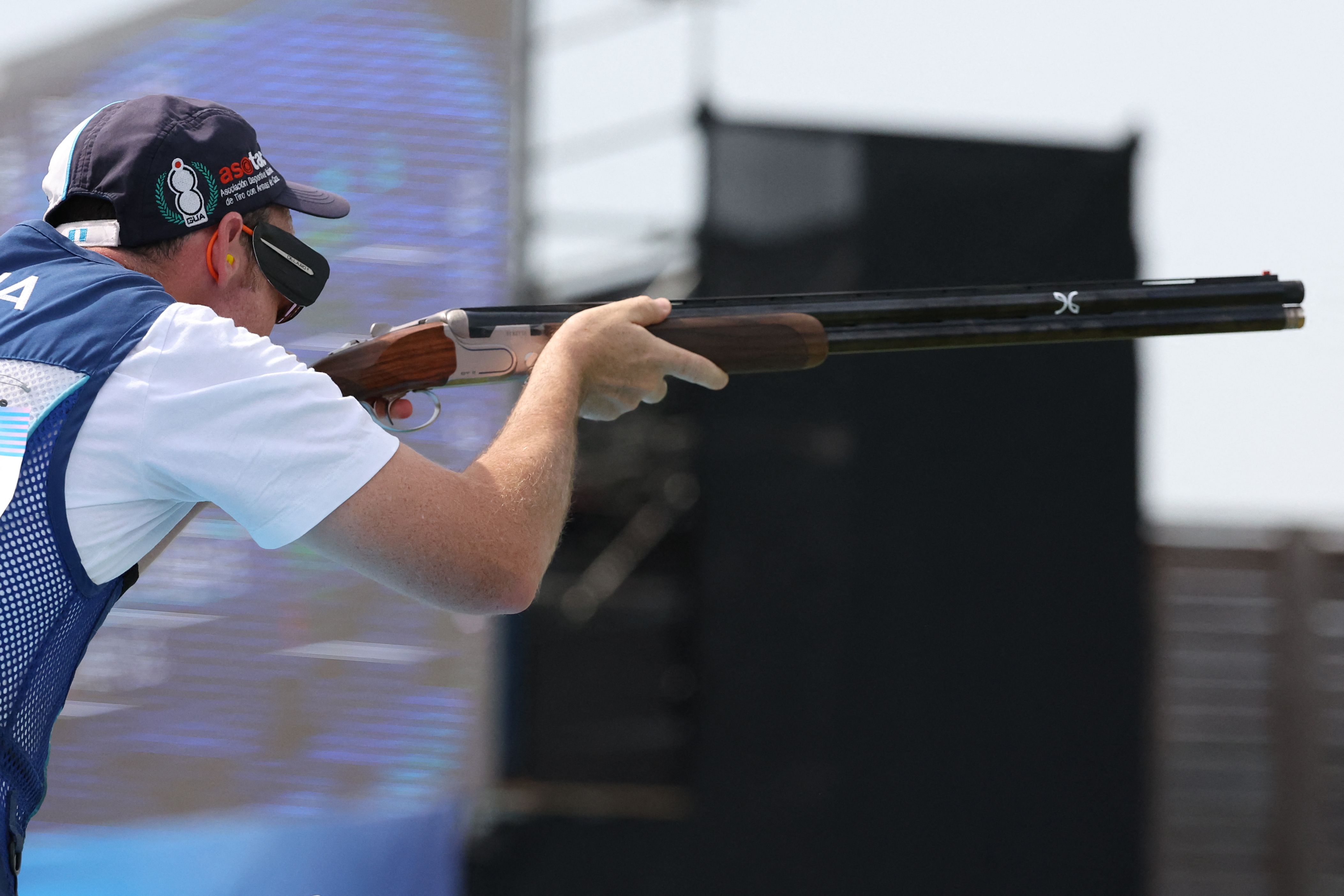 Jean Pierre Brol Cárdenas de Guatemala compite en la final masculina de tiro al plato durante los Juegos Olímpicos de París 2024 en el Centro de Tiro de Chateauroux.'