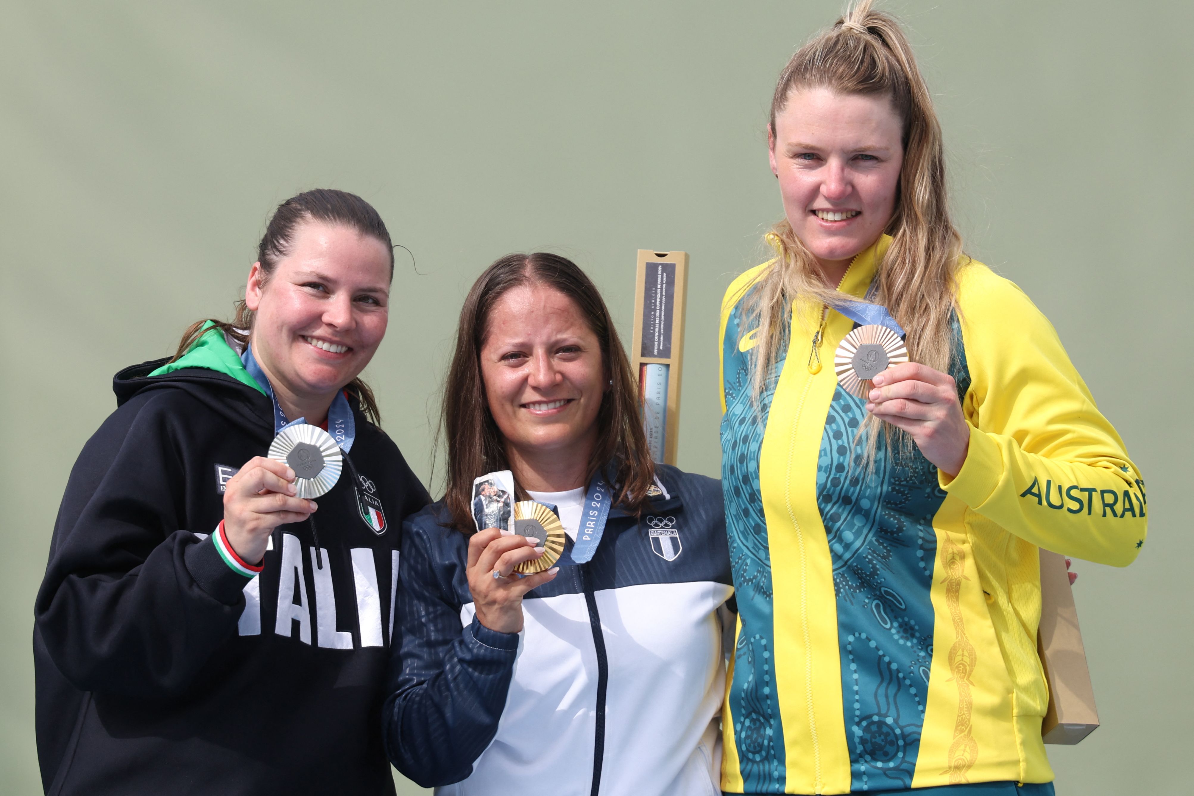 La medallista de oro Adriana Ruano junto a las medallistas de plata y bronce en París 2024.'