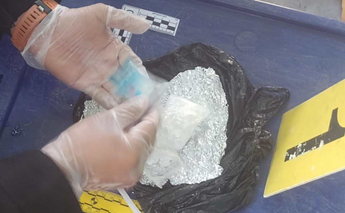 Varias bolsas con droga fueron incautadas en Tecún Umán, San Marcos, y dos mujeres fueron detenidas. (Foto Prensa Libre: PNC)